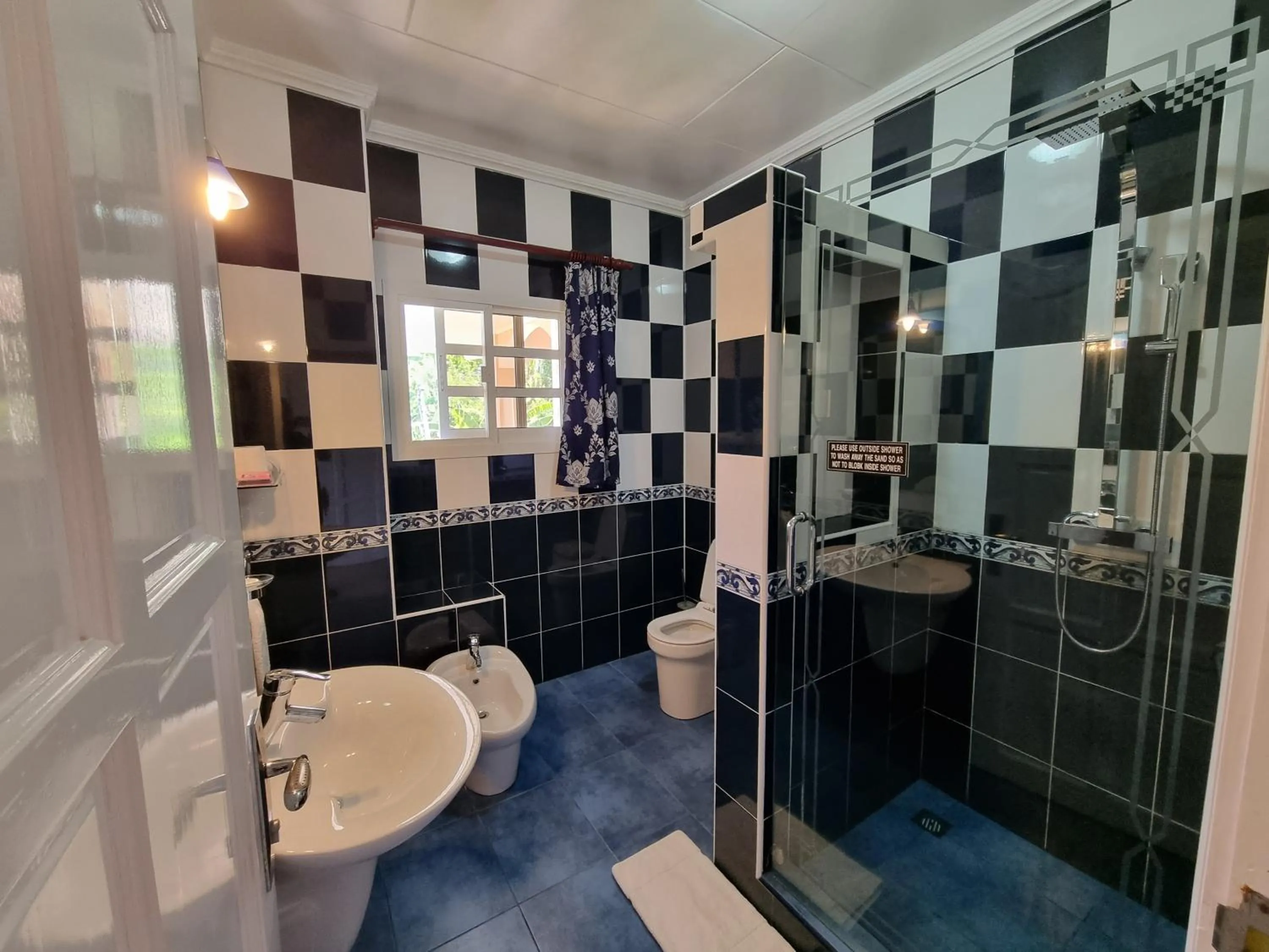 Shower in Au Fond De Mer View