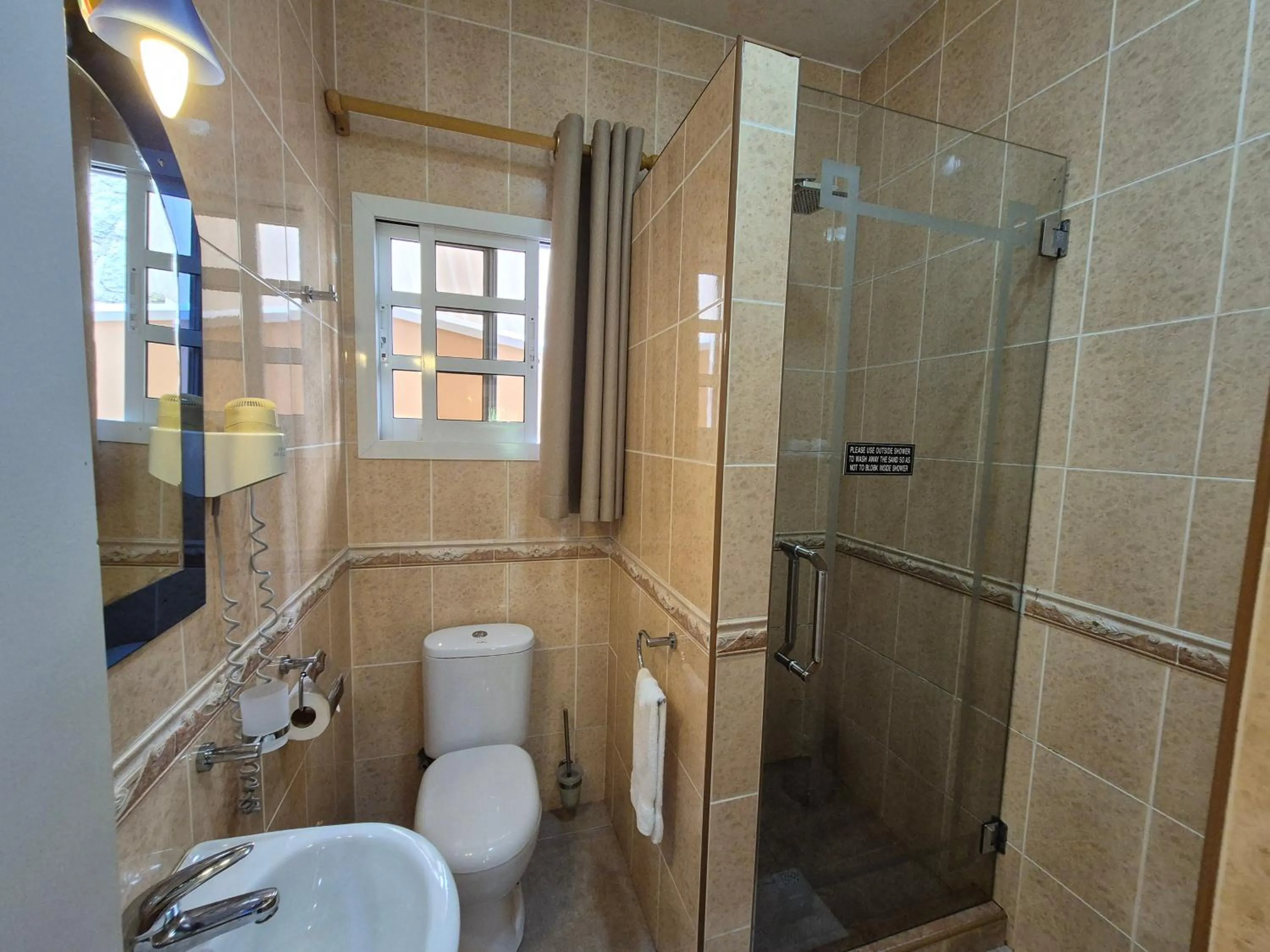 Shower in Au Fond De Mer View