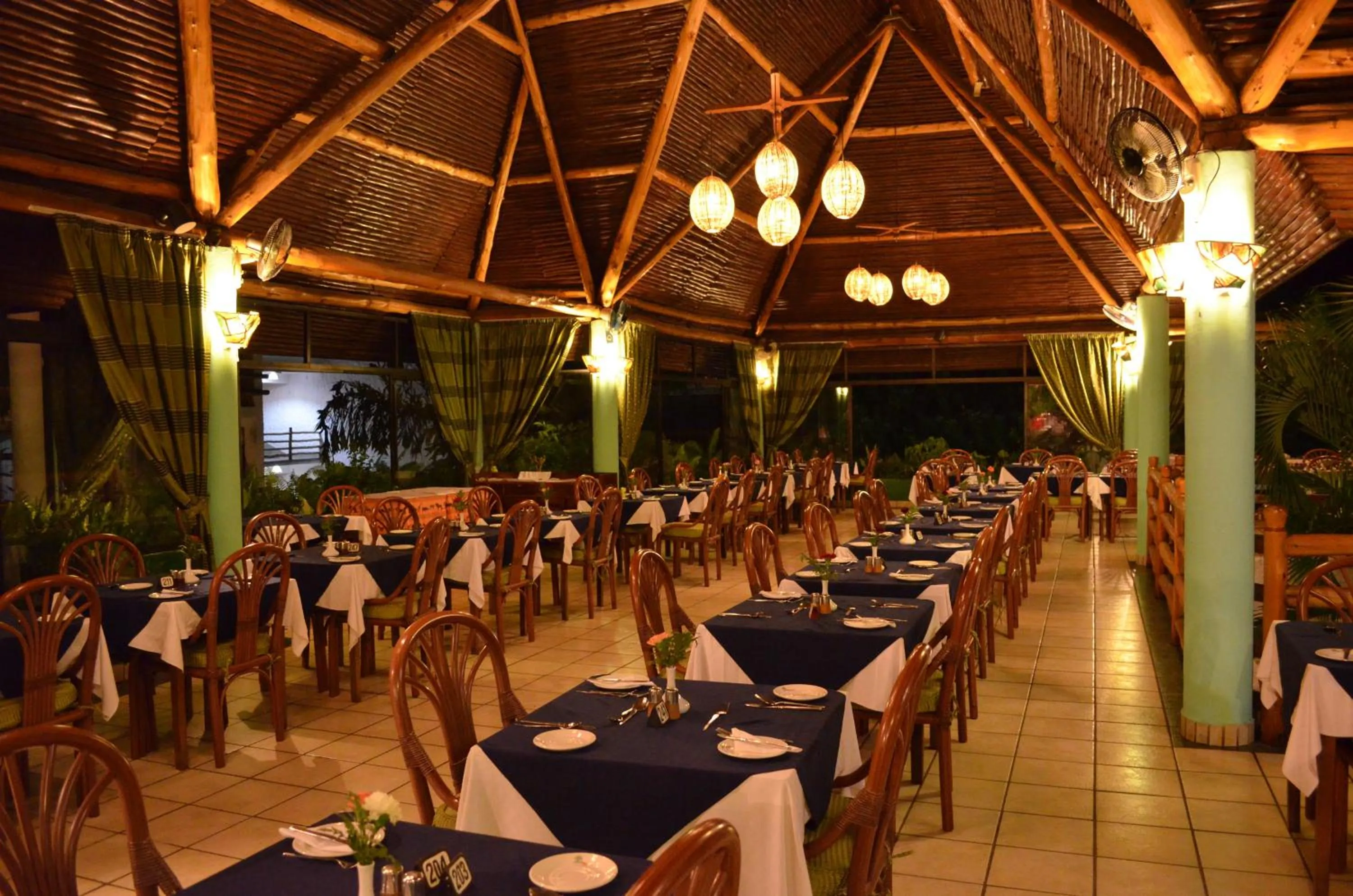 Restaurant/places to eat in Travellers Beach Hotel & SPA