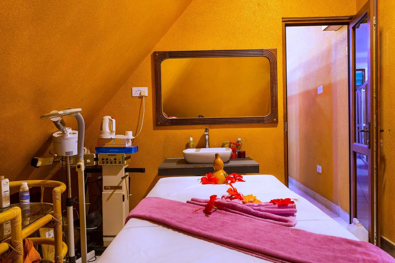 Fitness centre/facilities, Bed in Travellers Beach Hotel & SPA