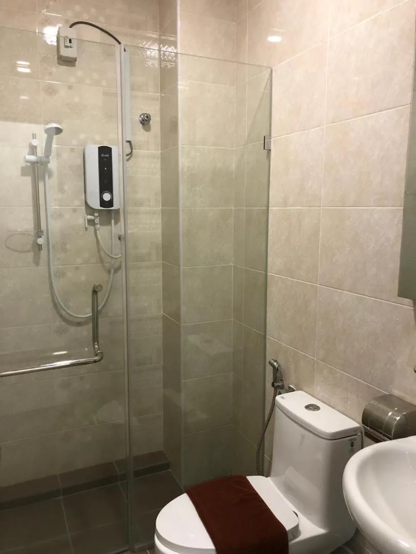 Shower in KU-3 HOTEL