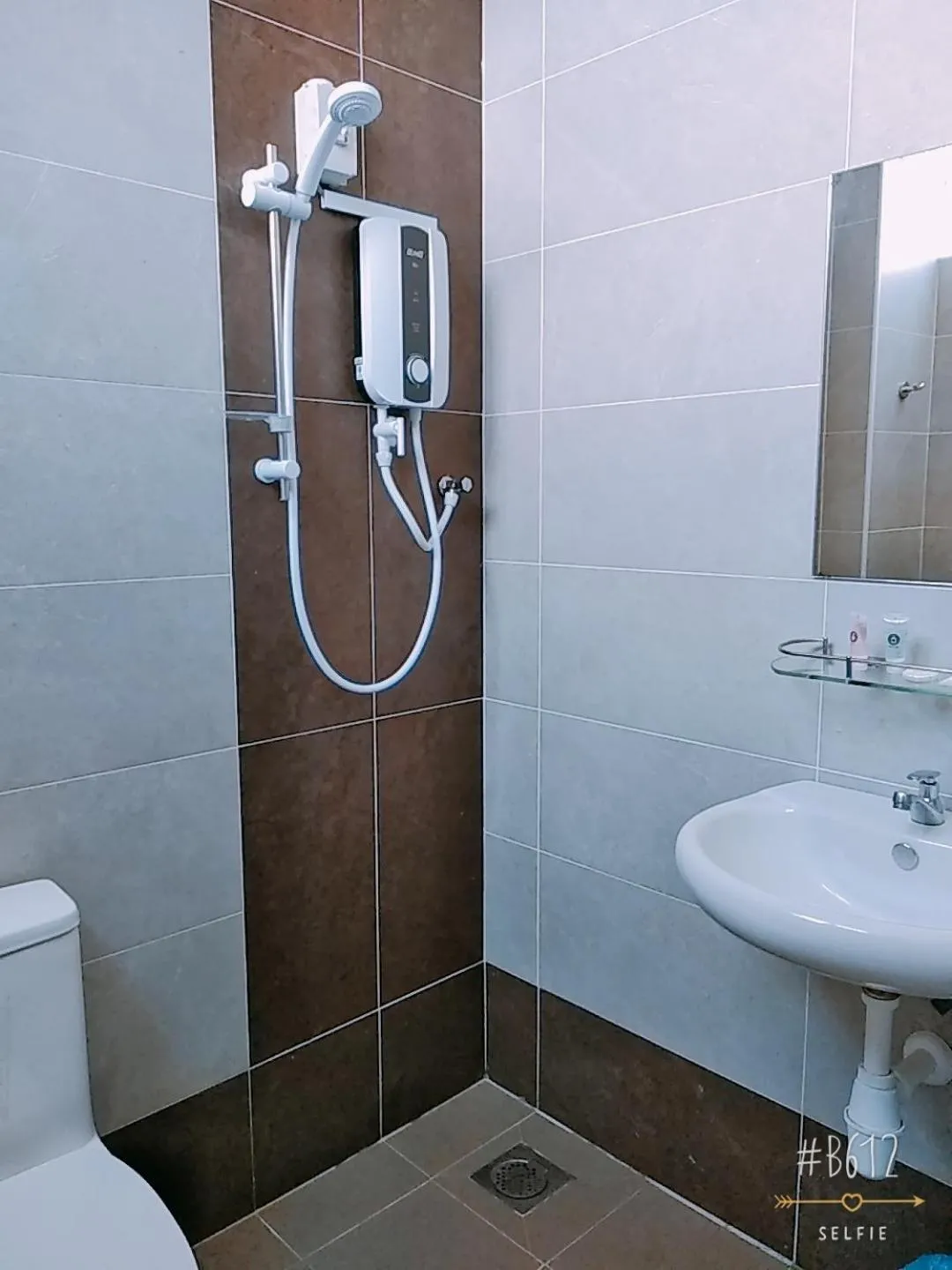 Shower in KU-3 HOTEL