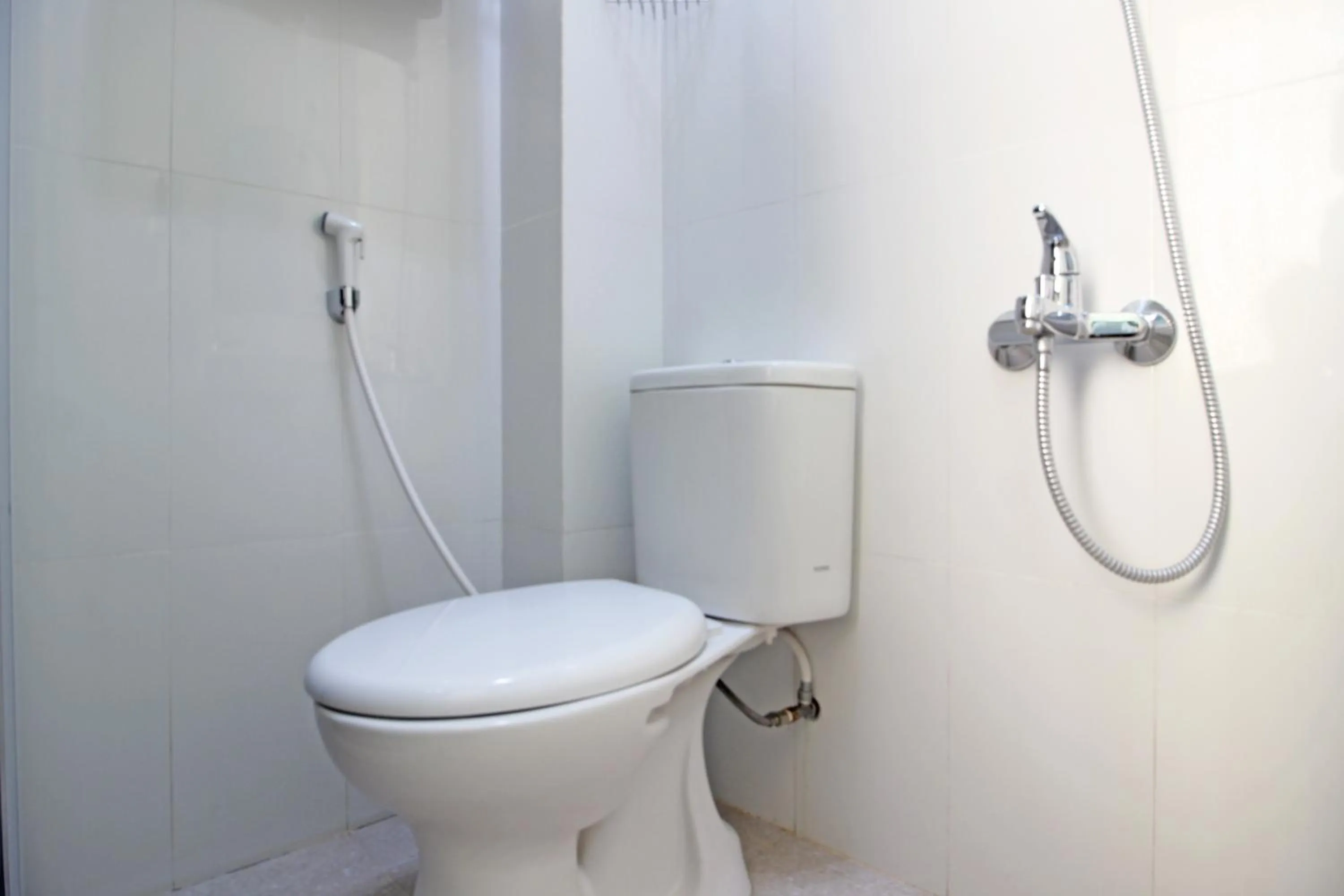 Bathroom in RedDoorz near Solo Balapan Station