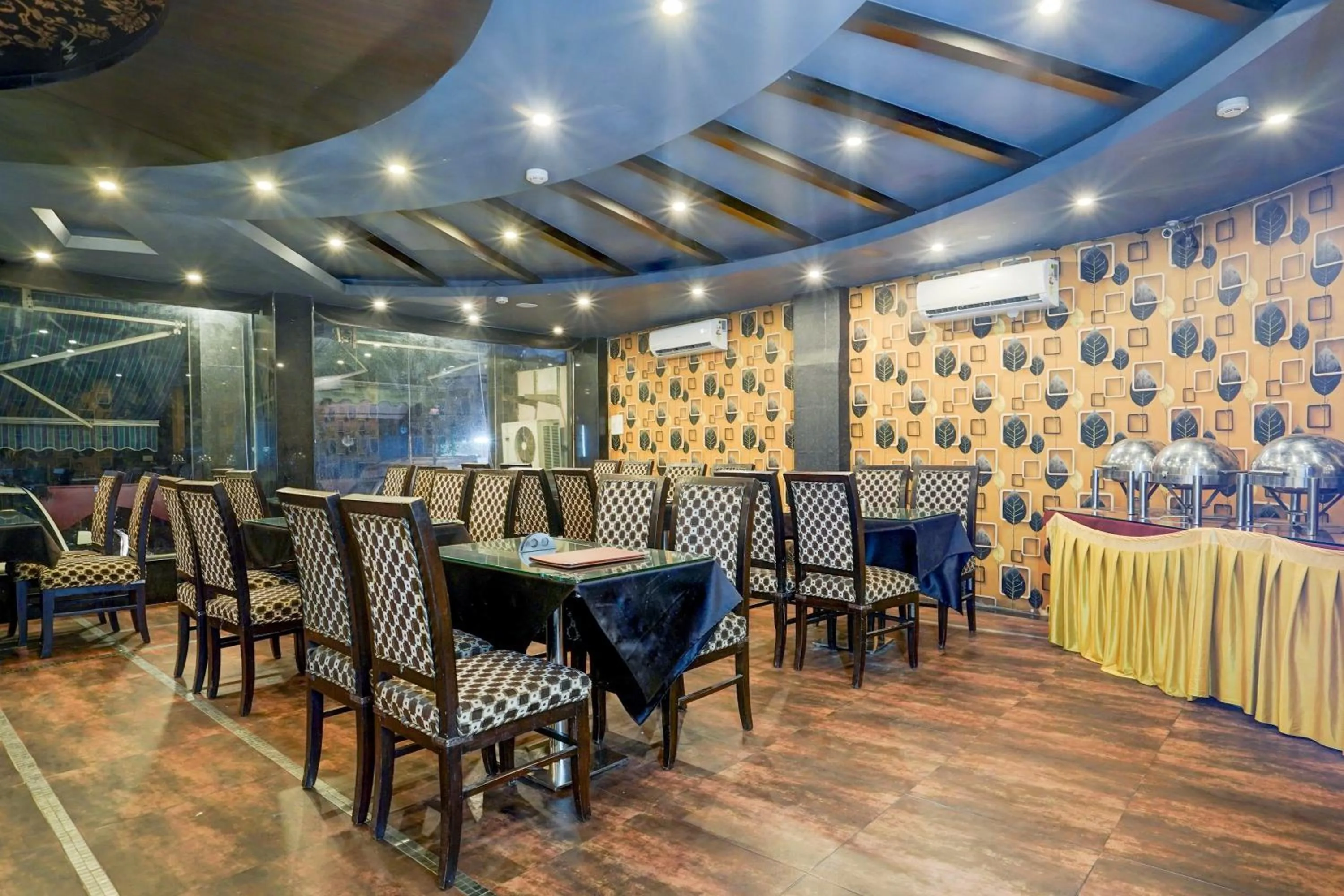 Restaurant/places to eat in Super Townhouse Bani Park Formerly Aroma Residency