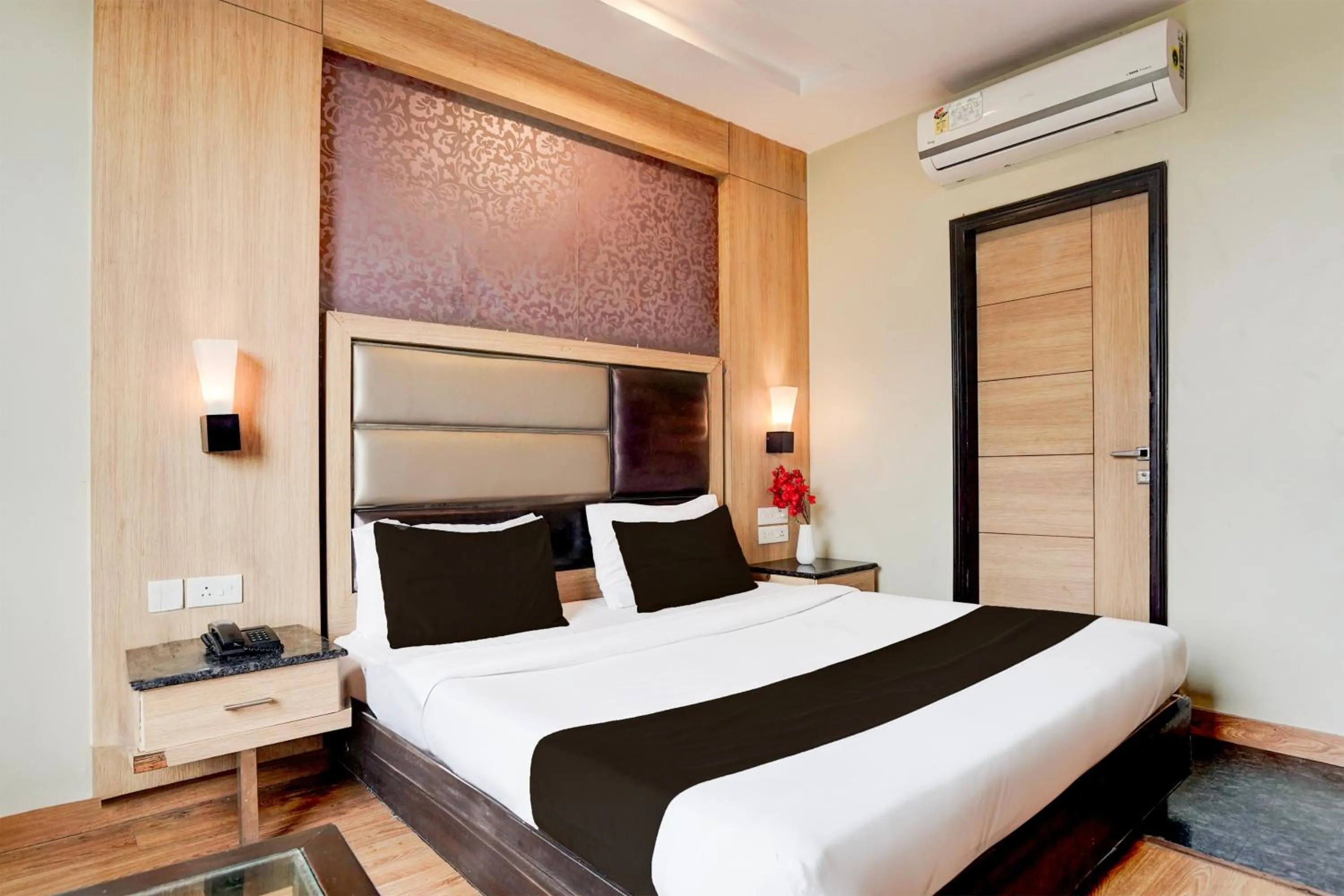 Bedroom, Bed in Super Townhouse Bani Park Formerly Aroma Residency