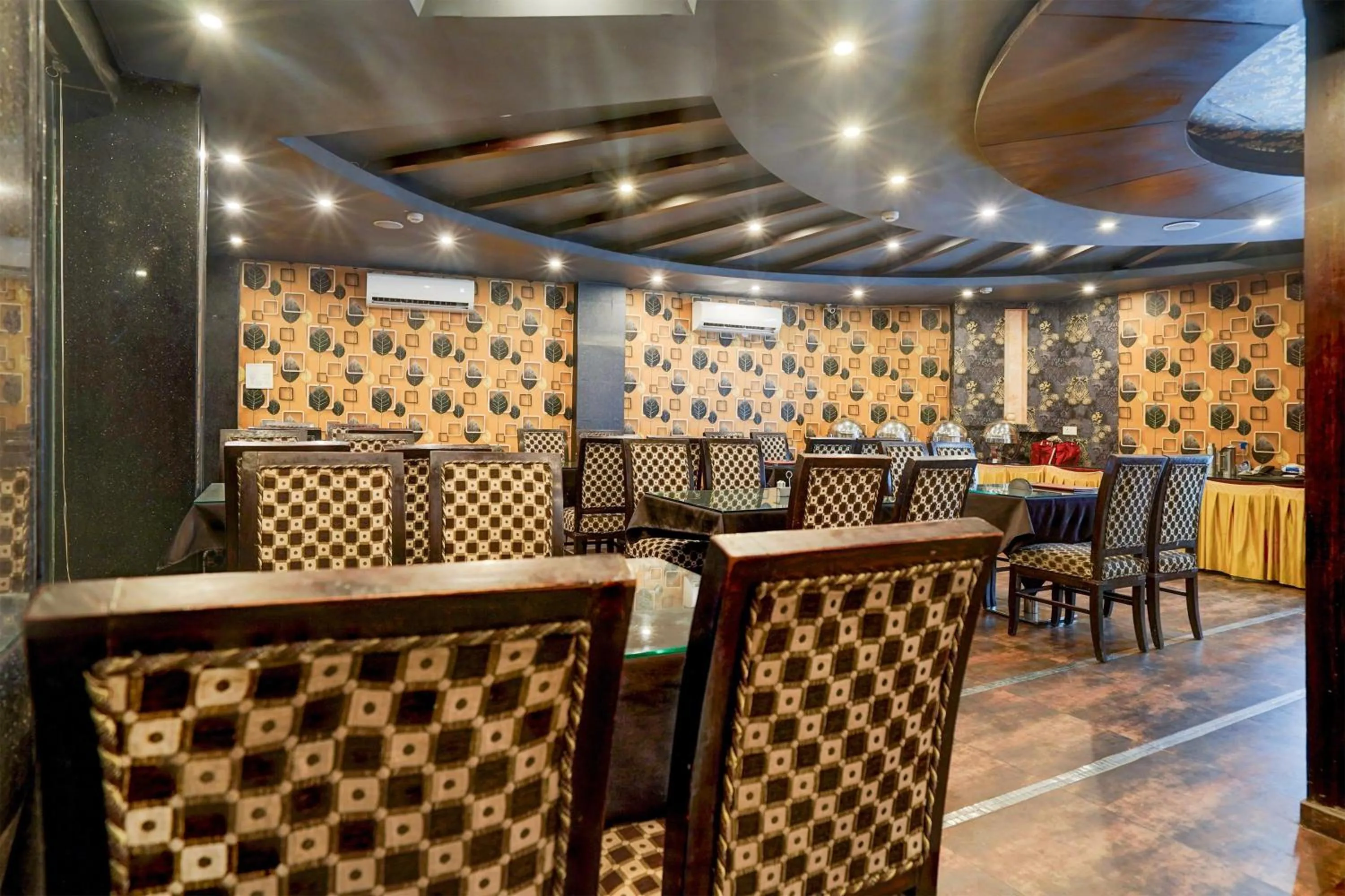 Restaurant/places to eat in Super Townhouse Bani Park Formerly Aroma Residency