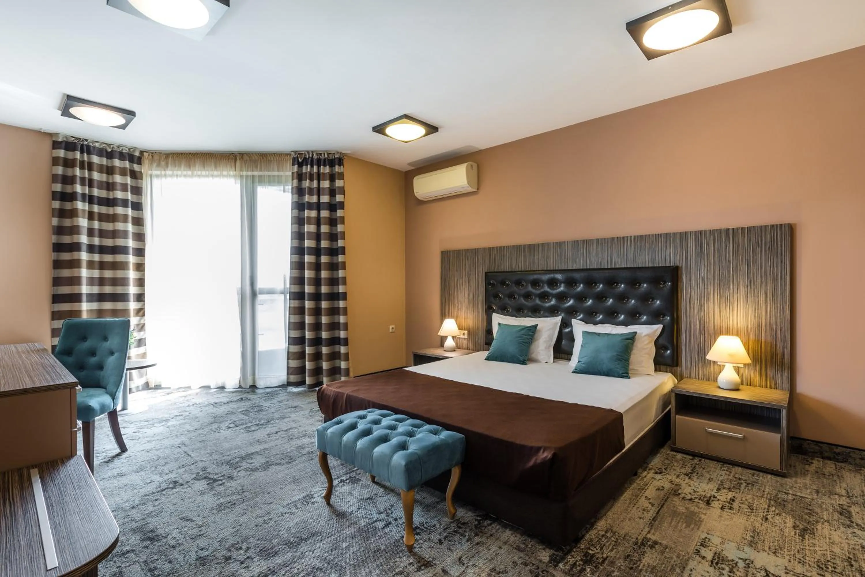 Bed in Plaza Hotel Plovdiv - Free Parking