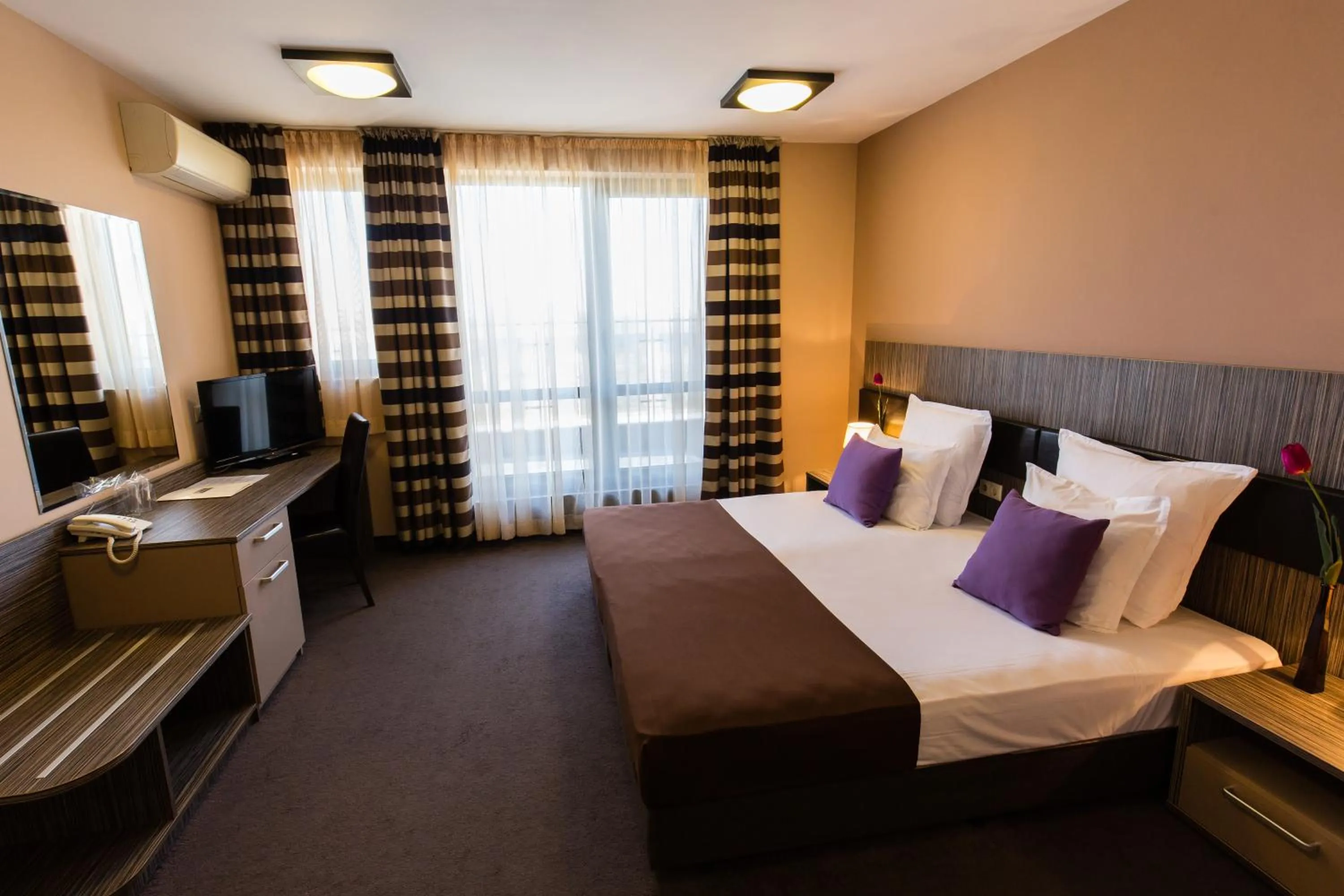 Bedroom, Bed in Plaza Hotel Plovdiv - Free Parking