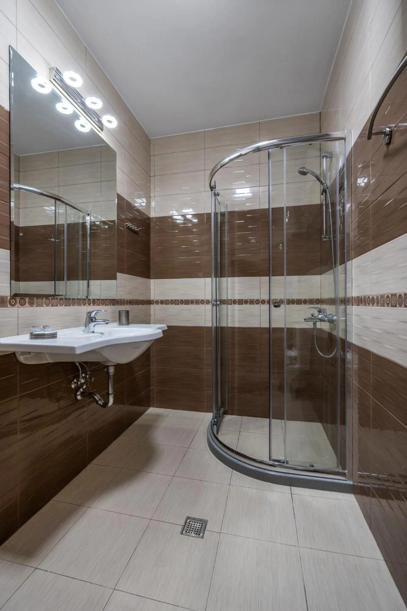 Shower in Plaza Hotel Plovdiv - Free Parking