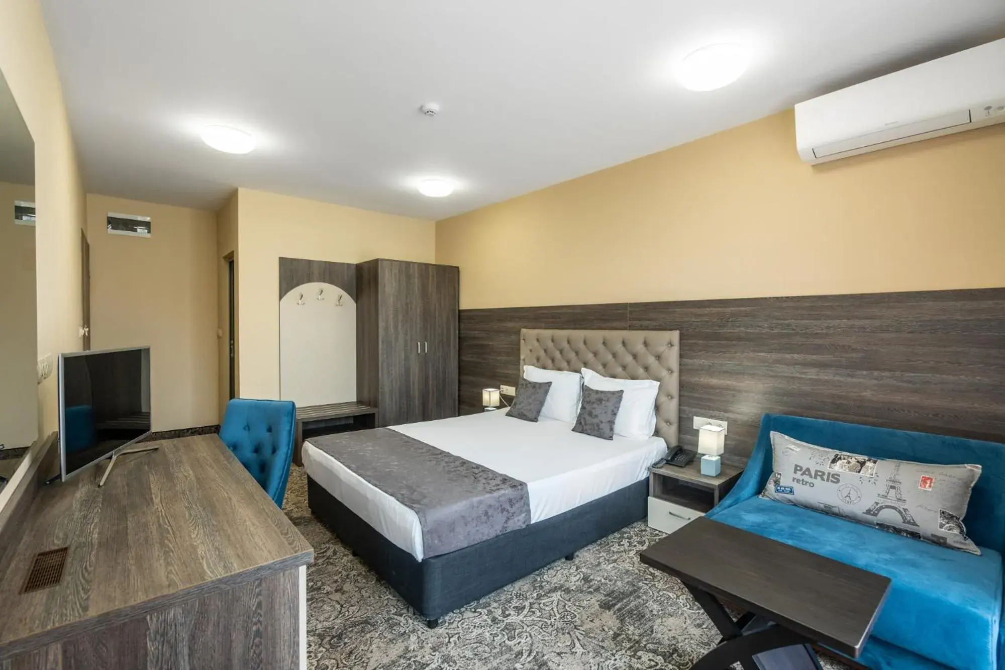 Photo of the whole room, Bed in Plaza Hotel Plovdiv - Free Parking Photo of the whole room, Bed in Plaza Hotel Plovdiv - Free Parking