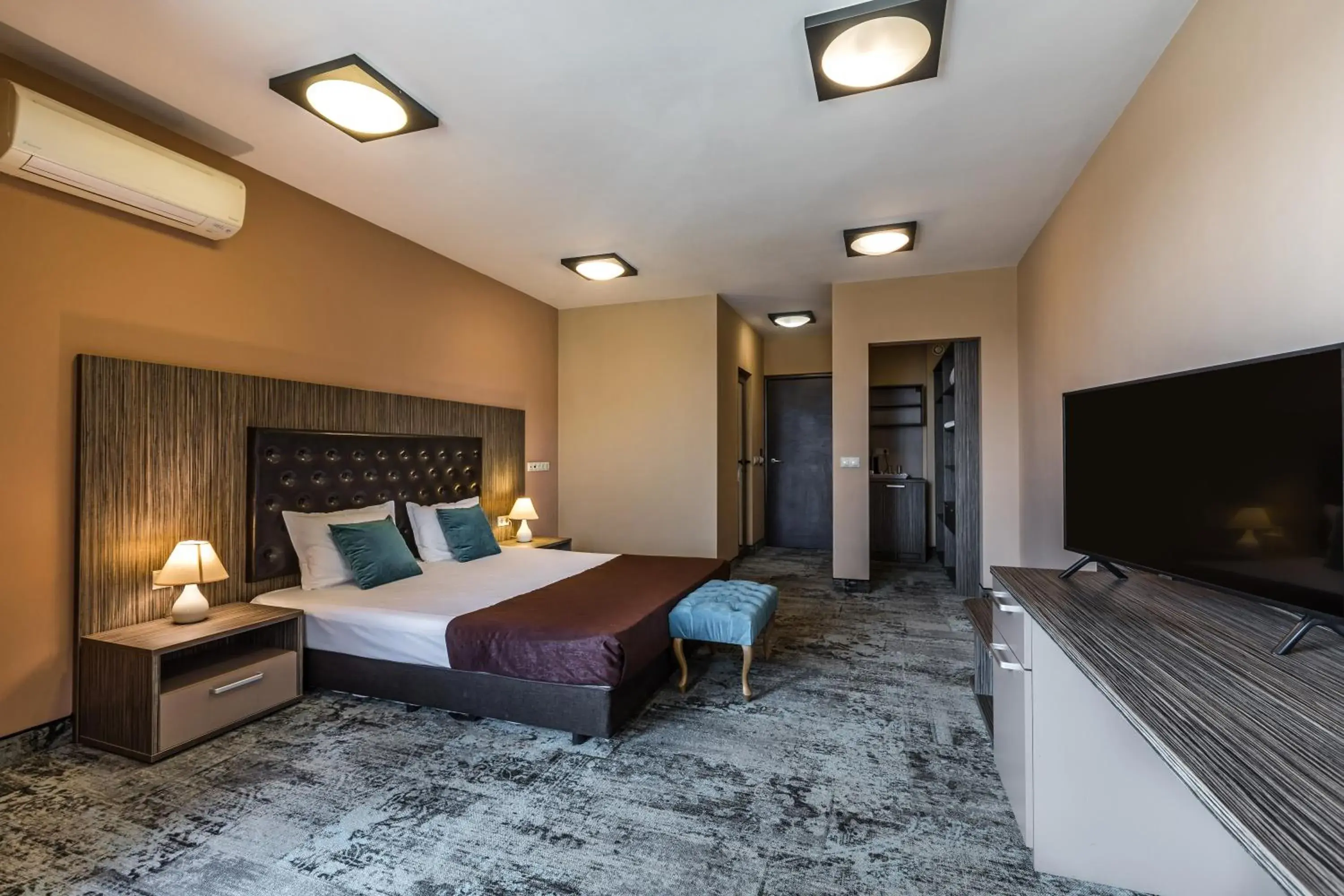 Photo of the whole room, Bed in Plaza Hotel Plovdiv - Free Parking Photo of the whole room, Bed in Plaza Hotel Plovdiv - Free Parking