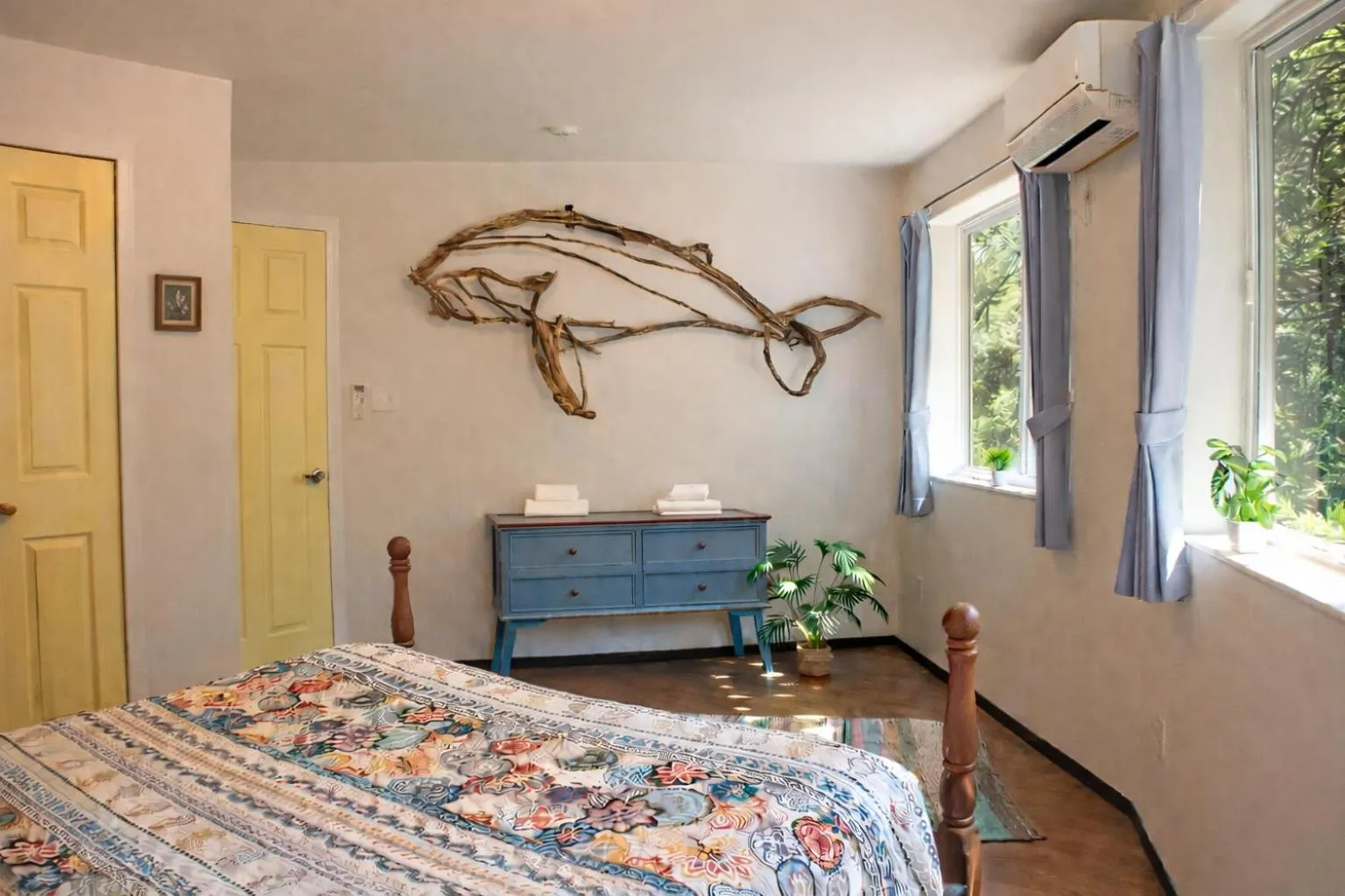 Bedroom, Bed in Island Breeze - Round House with BBQ - Wooden Hot Tub - Beach