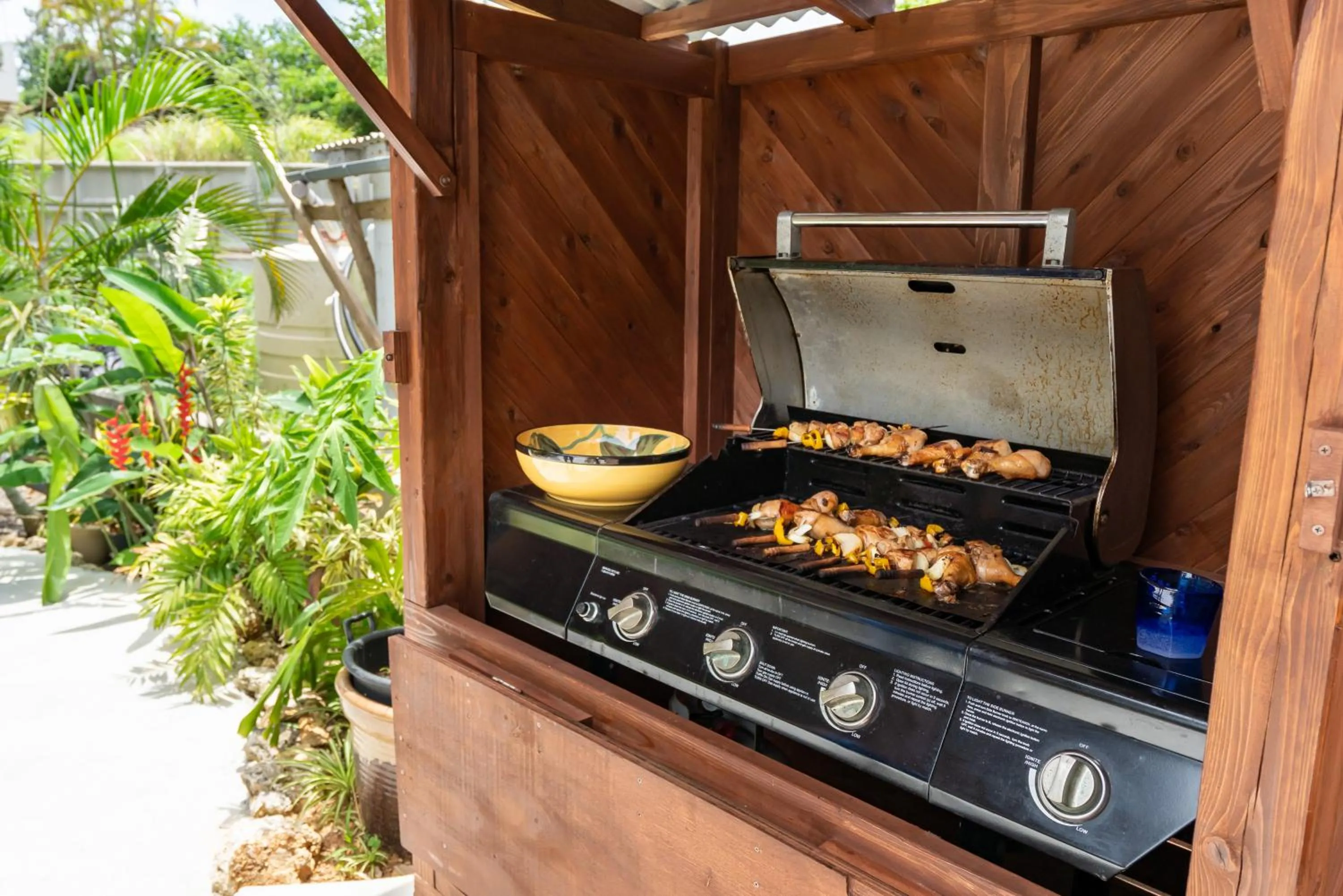 BBQ facilities in Island Breeze - Round House with BBQ - Wooden Hot Tub - Beach