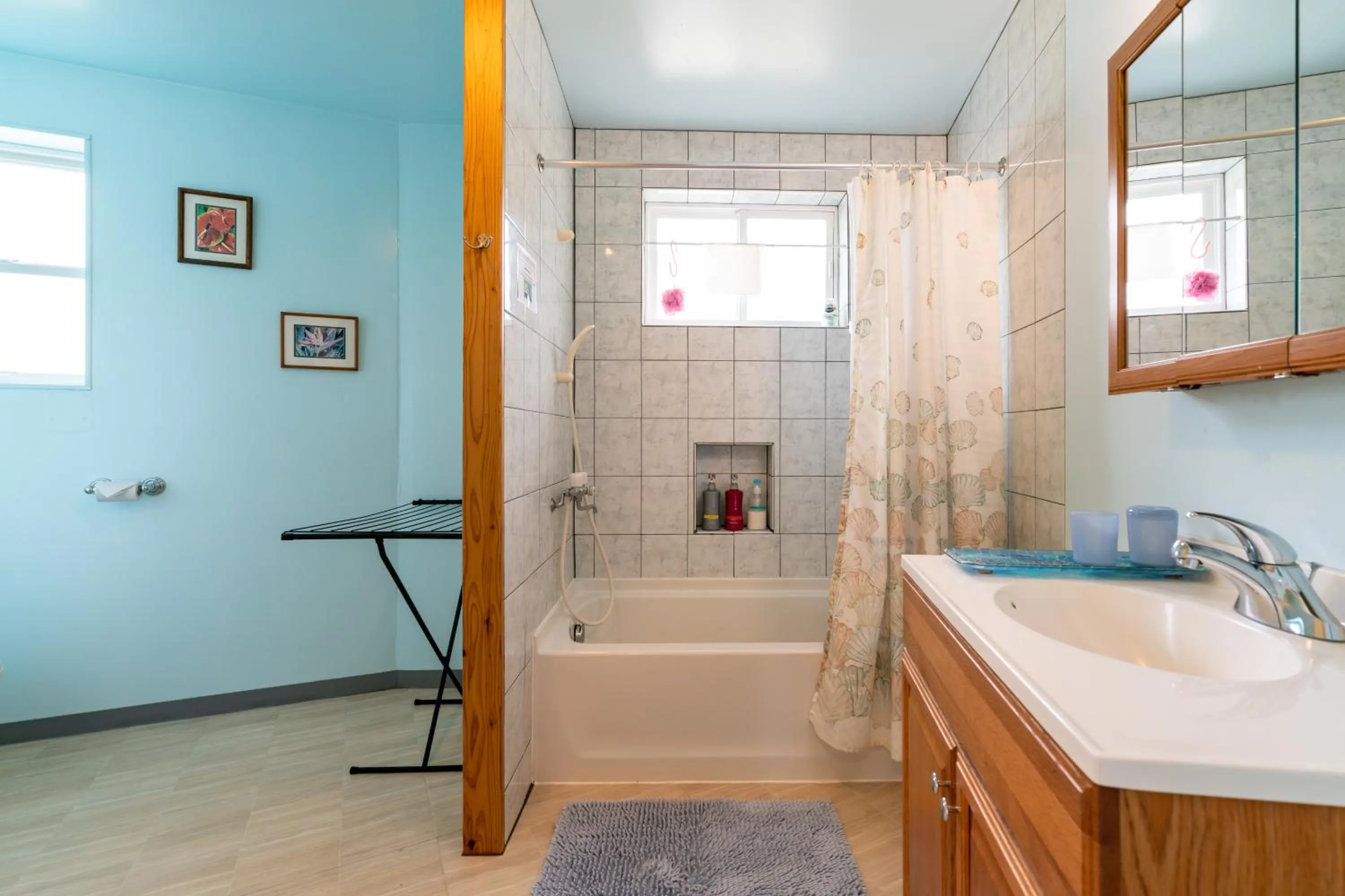 Shower in Island Breeze - Round House with BBQ - Wooden Hot Tub - Beach