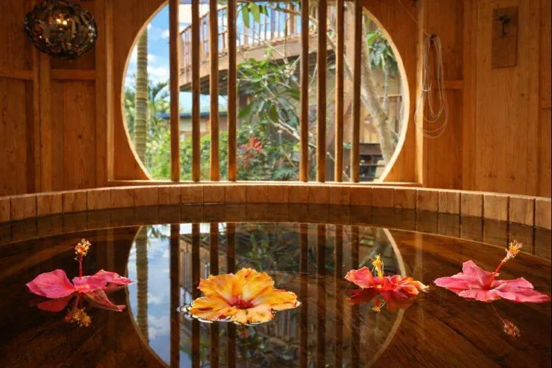 Hot Tub in Island Breeze - Round House with BBQ - Wooden Hot Tub - Beach
