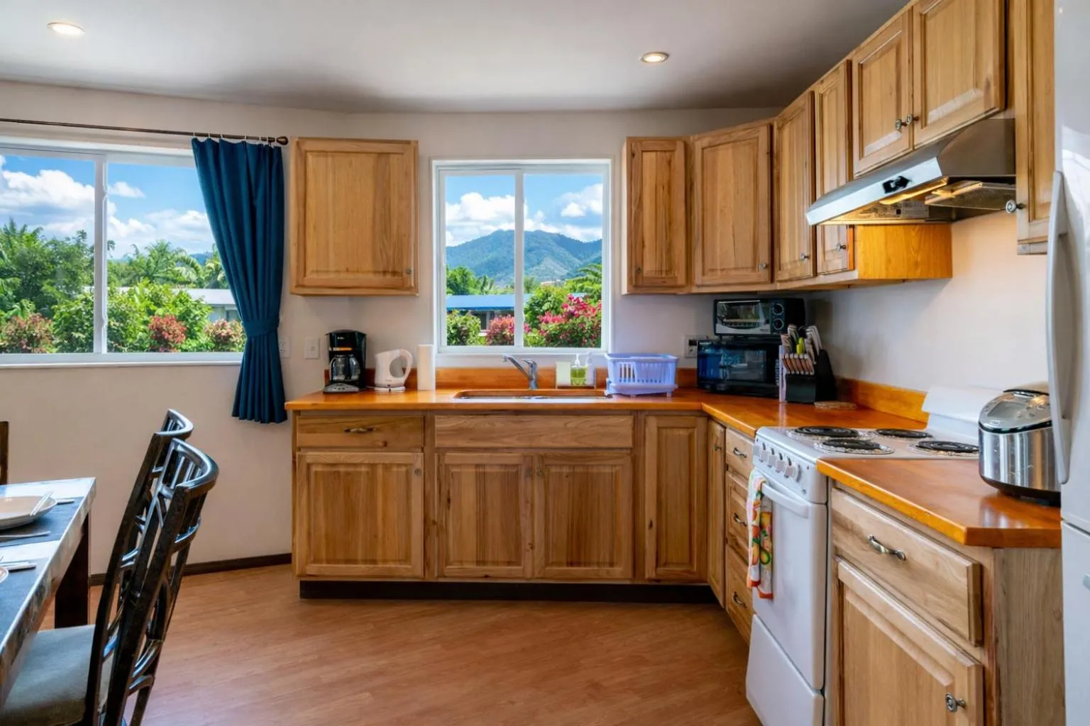 Kitchen or kitchenette in Island Breeze - Round House with BBQ - Wooden Hot Tub - Beach