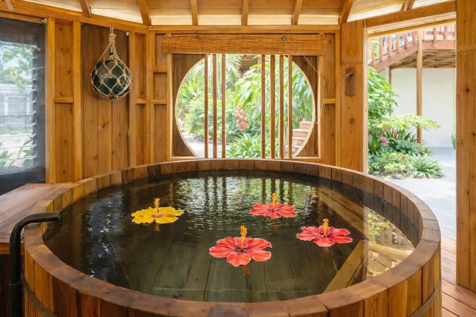 Island Breeze - Round House with BBQ - Wooden Hot Tub - Beach Island Breeze - Round House with BBQ - Wooden Hot Tub - Beach