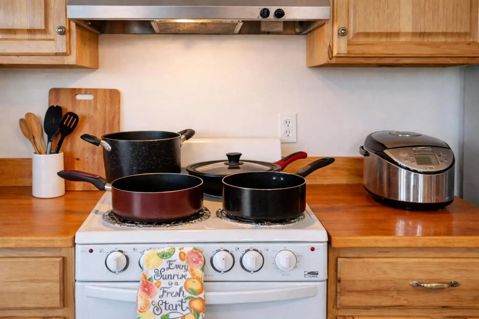Kitchen or kitchenette in Island Breeze - Round House with BBQ - Wooden Hot Tub - Beach