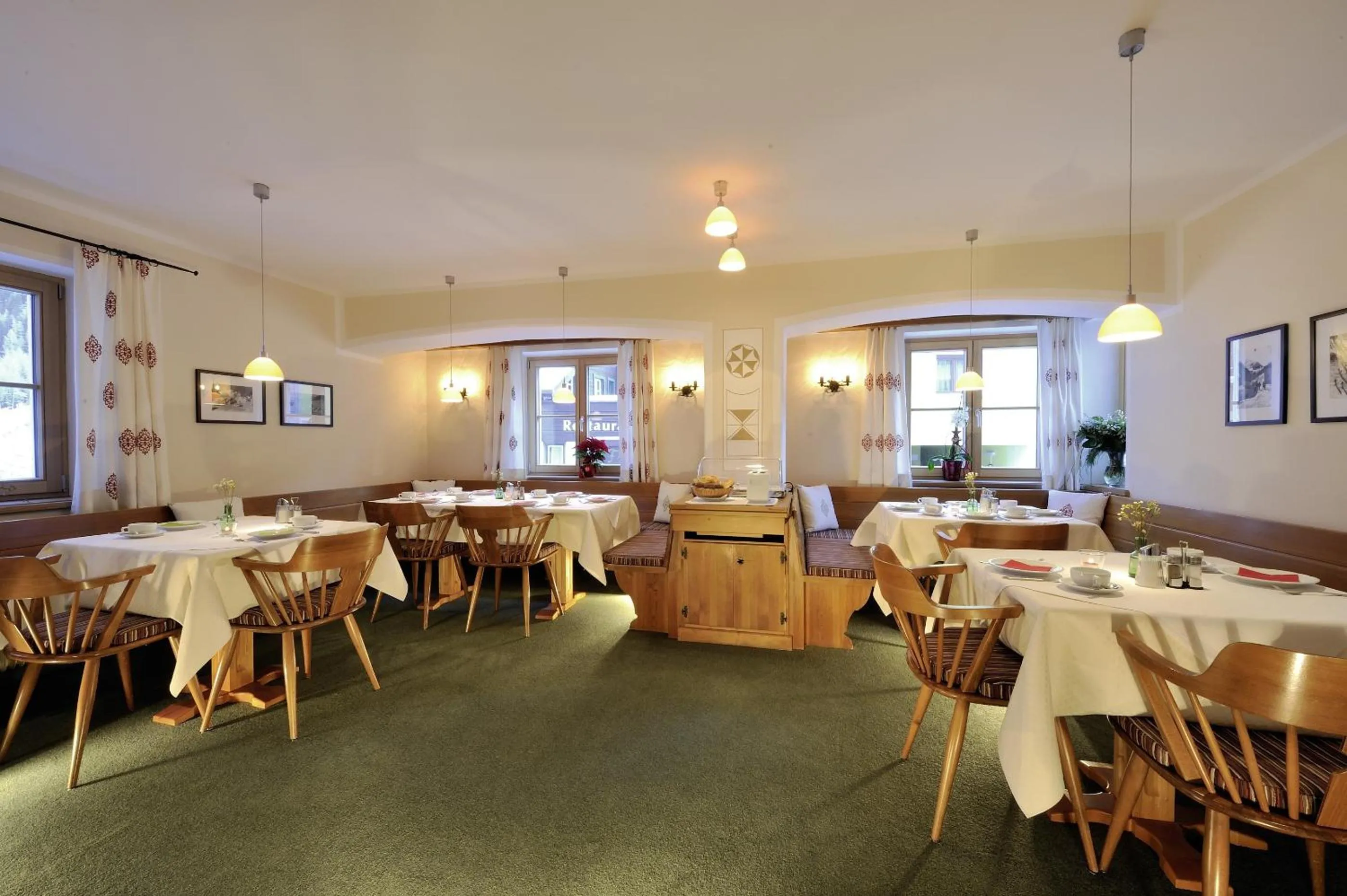 Restaurant/places to eat in Hotel Garni Albona