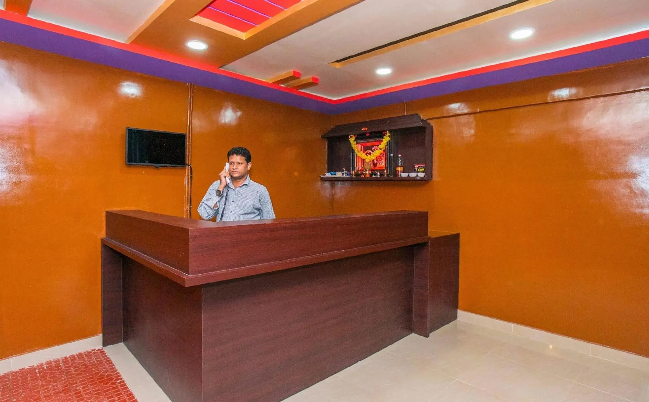 Lobby or reception in Hotel O Sri Hari Premium Comforts Near Sandhya Digital K Theatre Lobby or reception in Hotel O Sri Hari Premium Comforts Near Sandhya Digital K Theatre