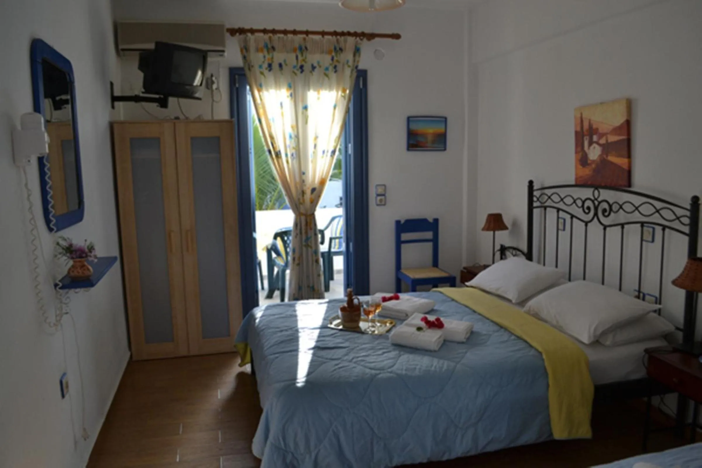 Photo of the whole room, Bed in Maistrali Studios