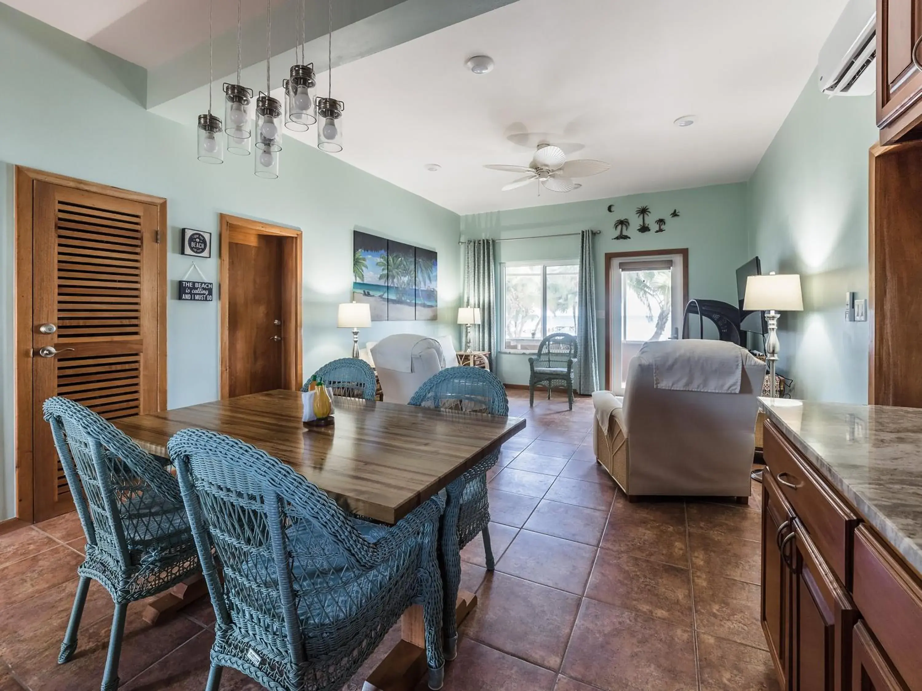 Dining area in Sapphire Beach Resort Dining area in Sapphire Beach Resort