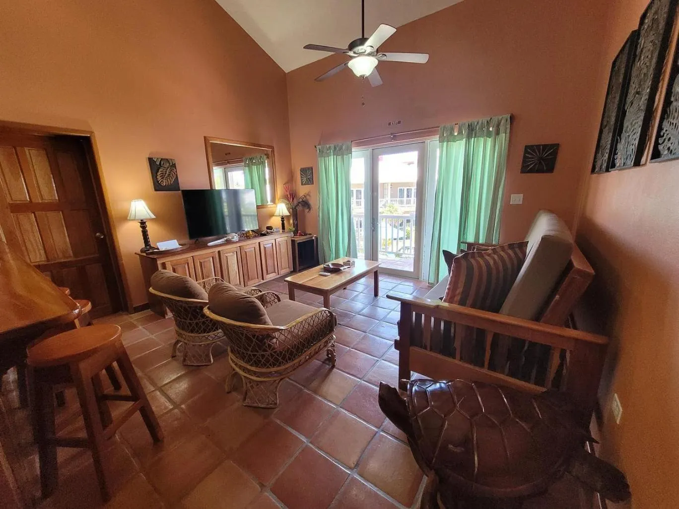 Communal lounge/ TV room in Sapphire Beach Resort