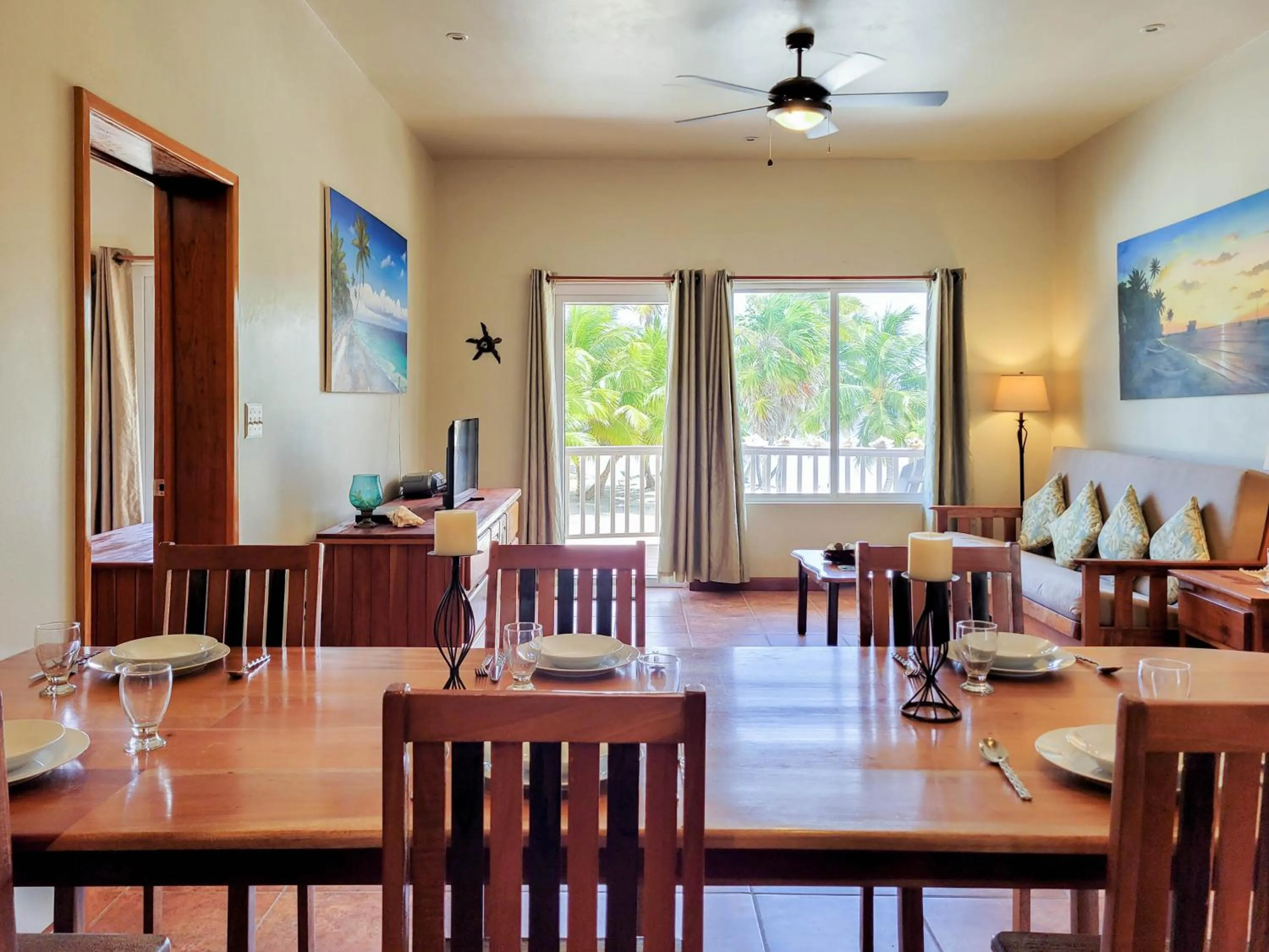 Dining area in Sapphire Beach Resort