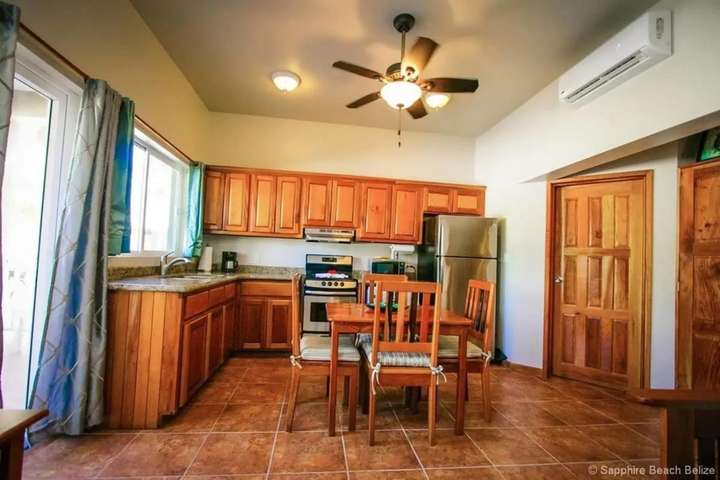 Dining area in Sapphire Beach Resort