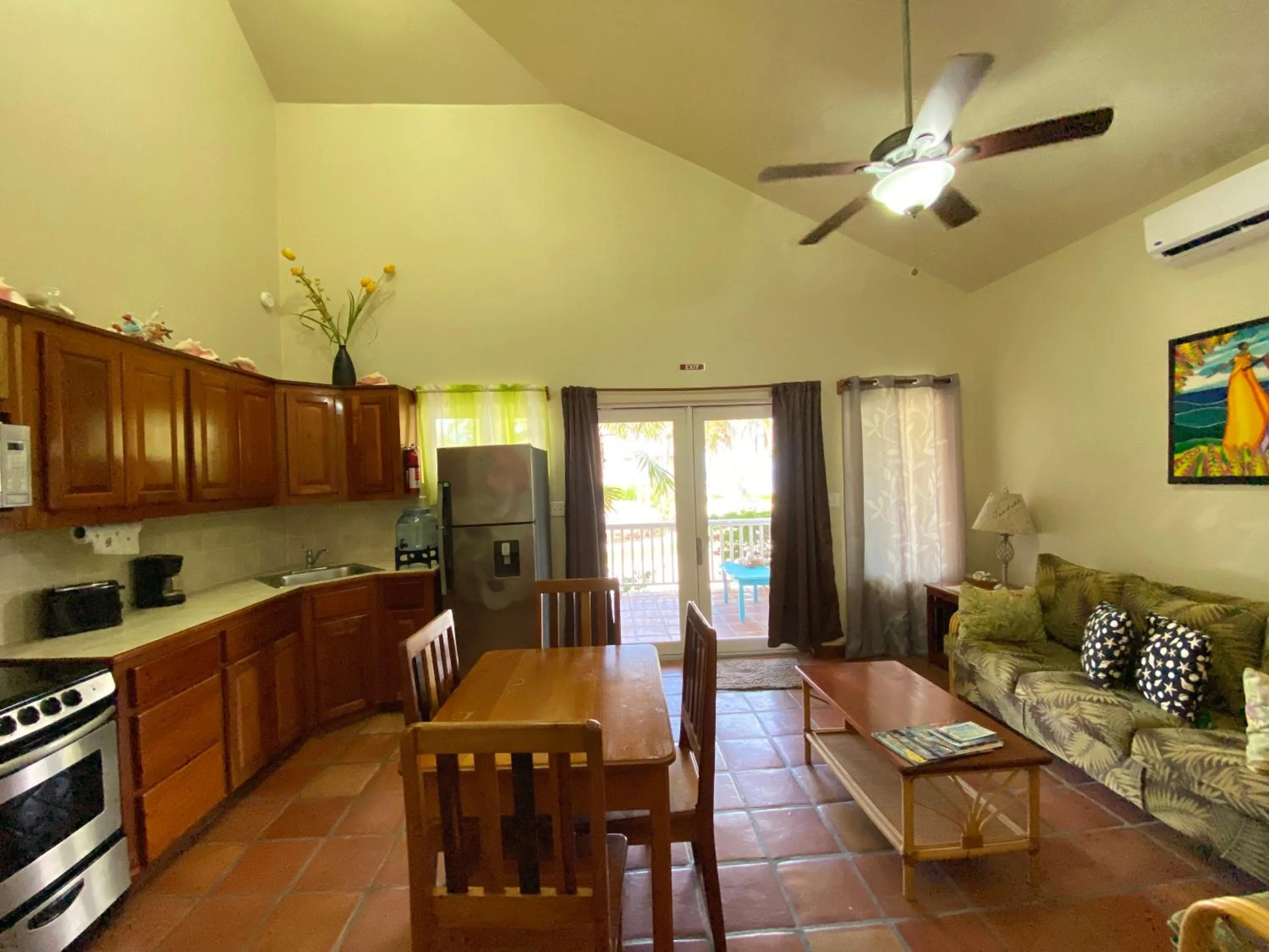 Dining area in Sapphire Beach Resort