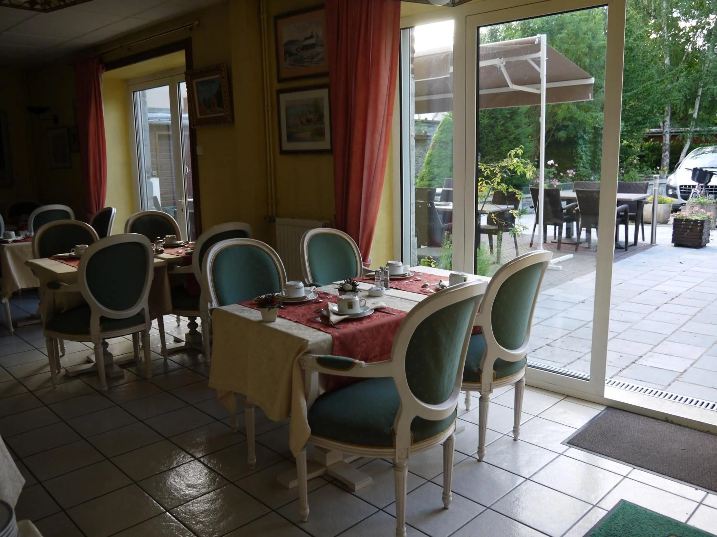 Restaurant/places to eat in Hotel Val Saint Hilaire