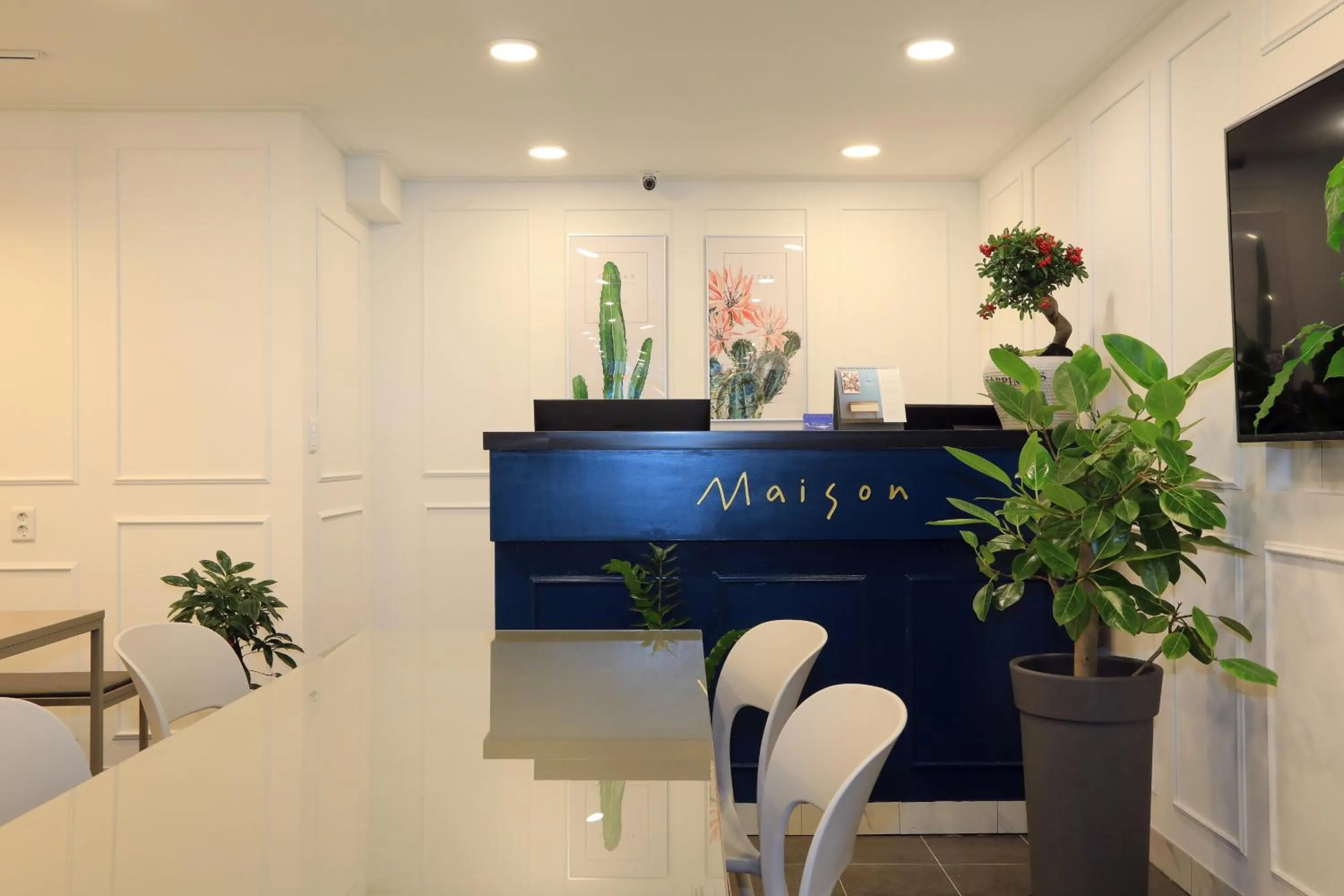 Communal lounge/ TV room in Maison Mini Hotel