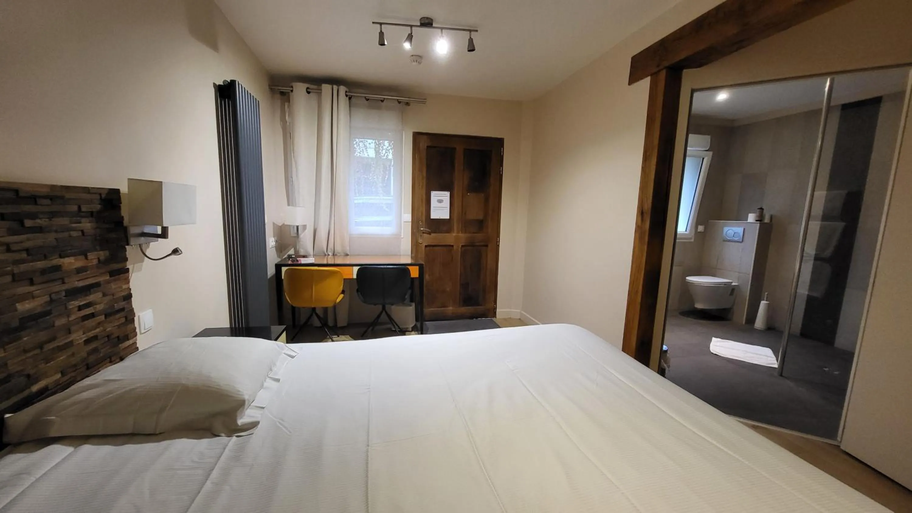 Bed in Hotel de Normandie