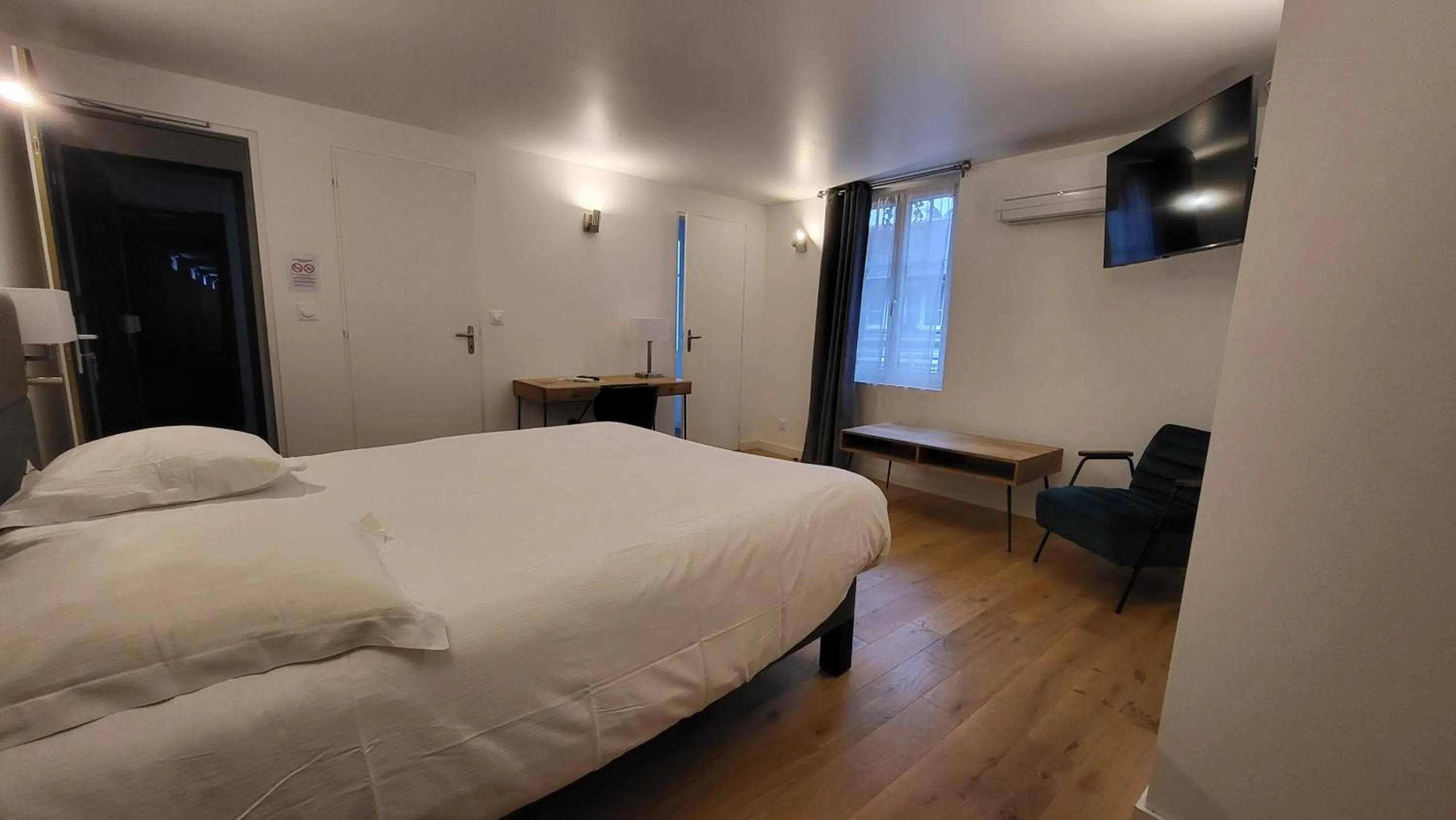 Bed in Hotel de Normandie