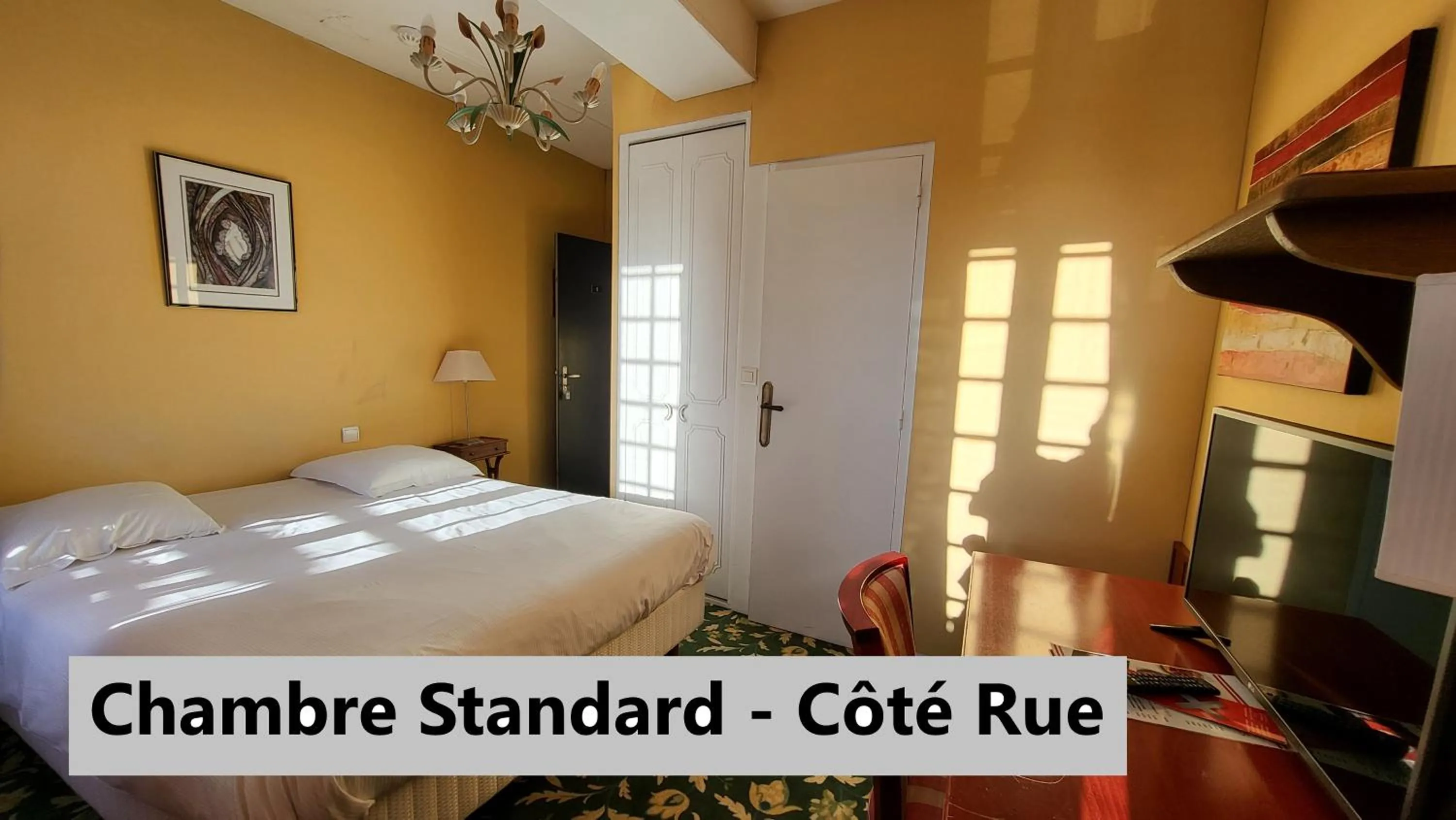 Bed in Hotel de Normandie