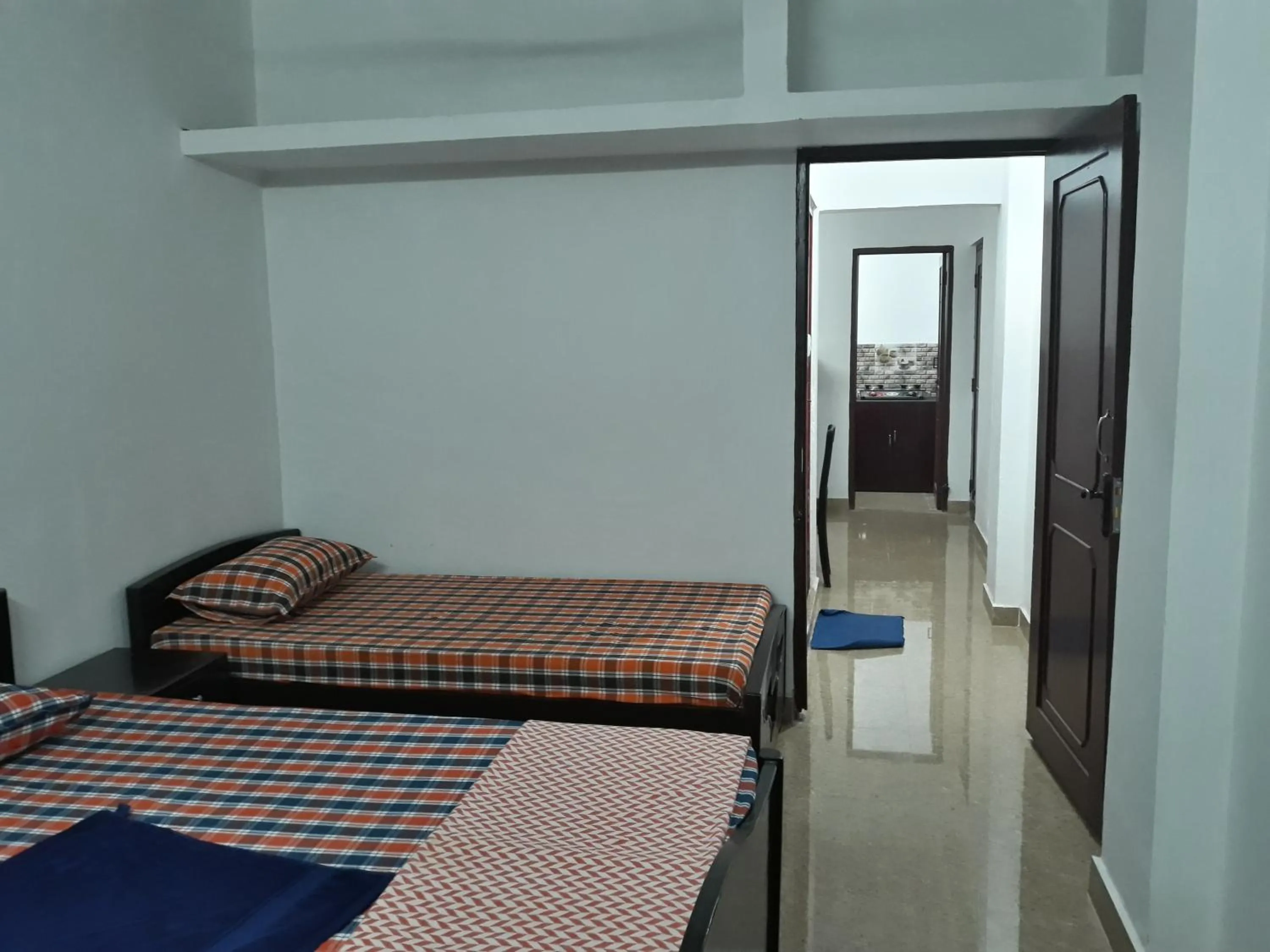 Bed in Temple Tree Homes Next to Sankara Nethralaya & Apollo Hospitals Service Apartments With Exclusive Kitchen