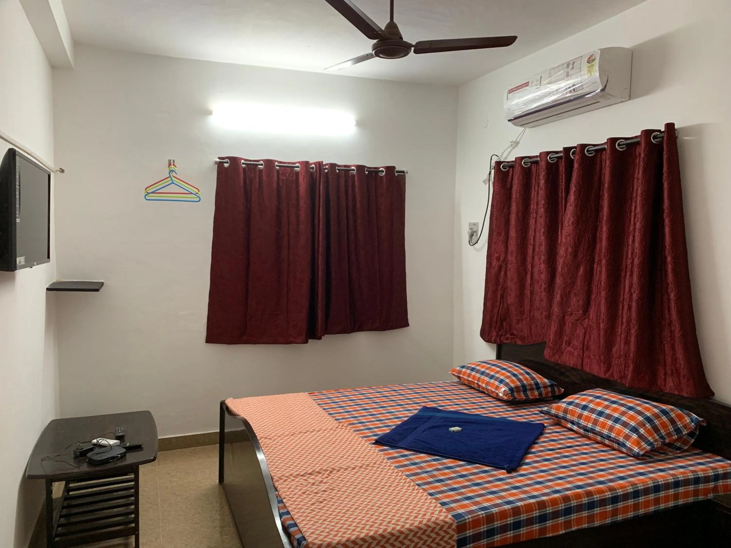 Bed in Temple Tree Homes Next to Sankara Nethralaya & Apollo Hospitals Service Apartments With Exclusive Kitchen