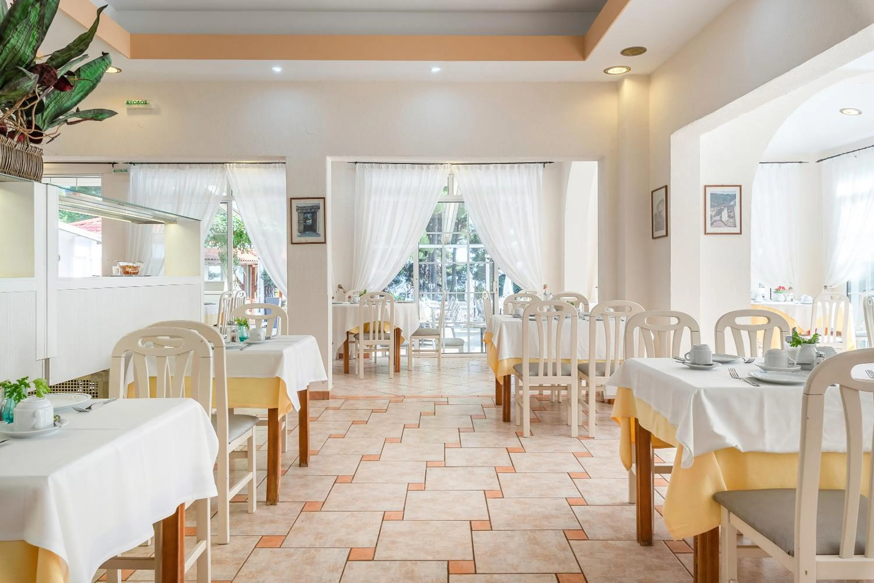 Restaurant/places to eat in Porfi Beach Hotel