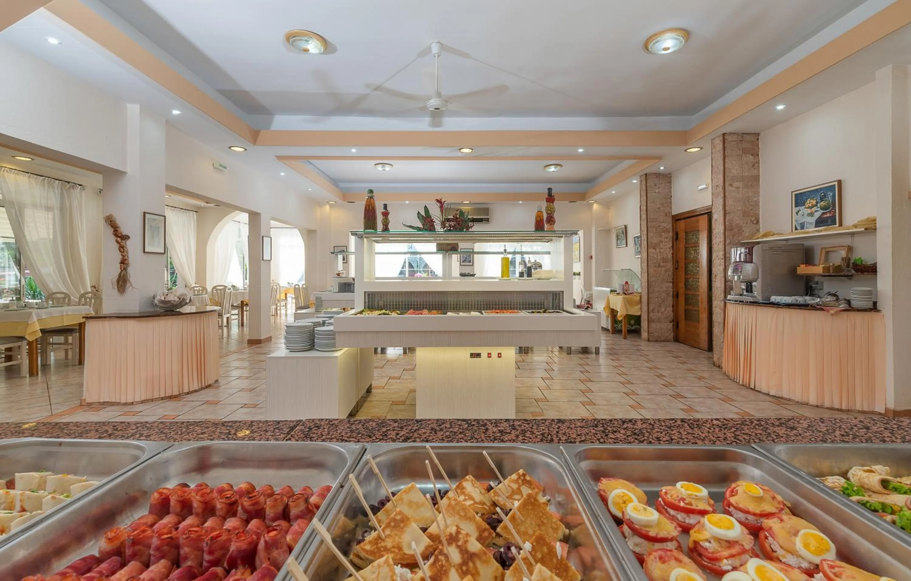 Restaurant/places to eat in Porfi Beach Hotel