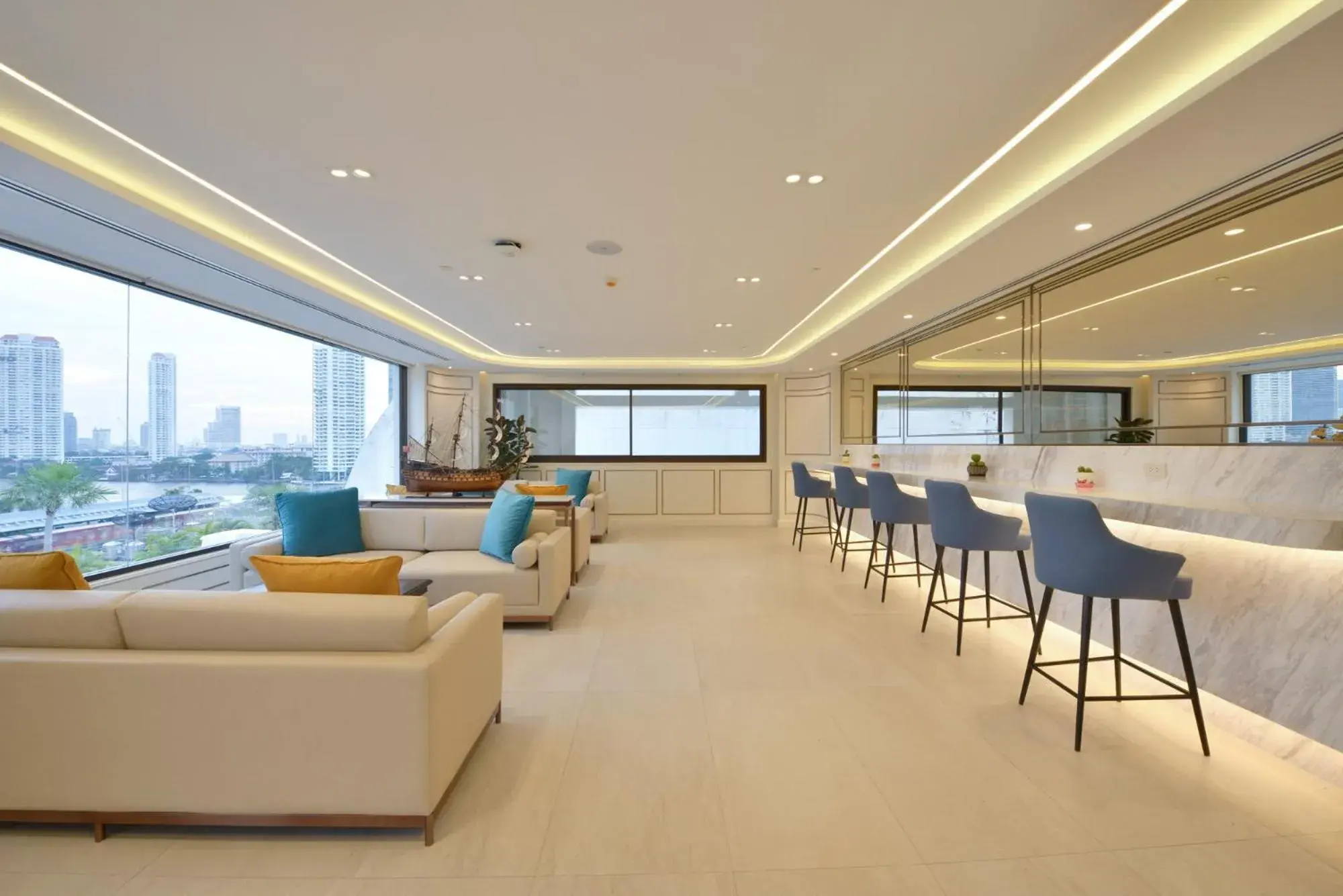 Lounge or bar in Centre Point Plus Hotel Silom - Newly Renovated Lounge or bar in Centre Point Plus Hotel Silom - Newly Renovated