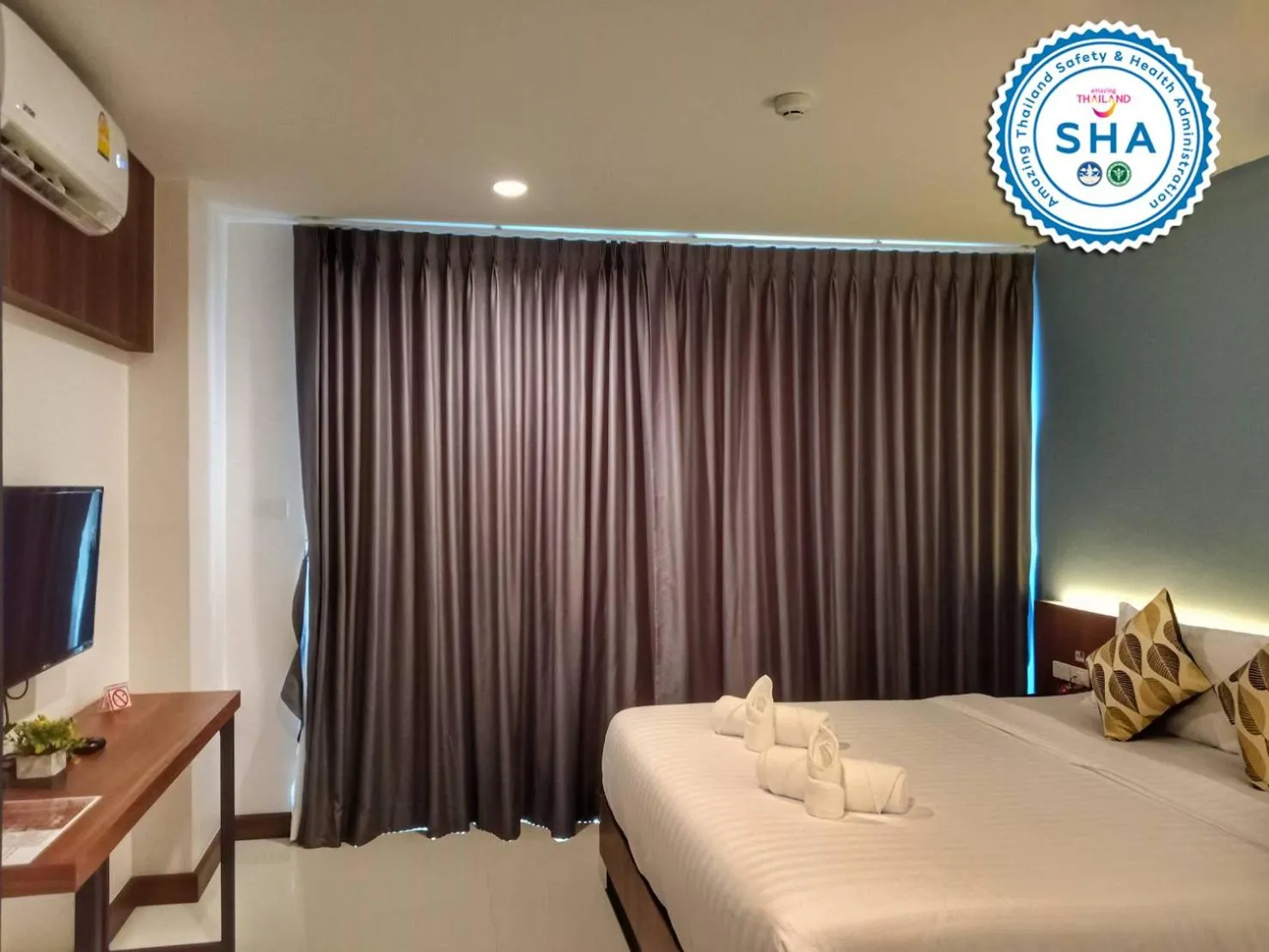 Bed in Louis' Runway View Hotel - SHA Extra Plus