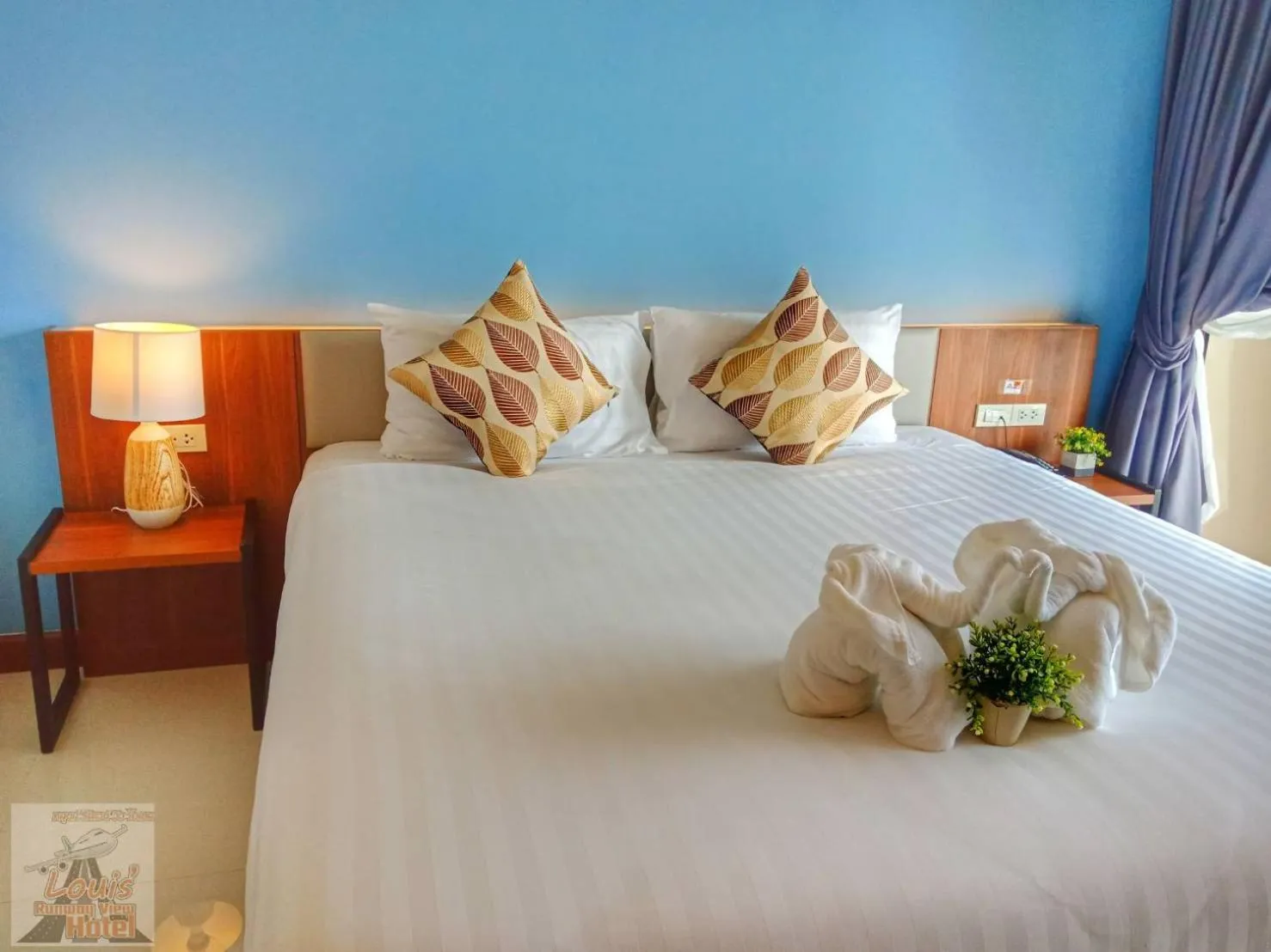 Bed in Louis' Runway View Hotel - SHA Extra Plus