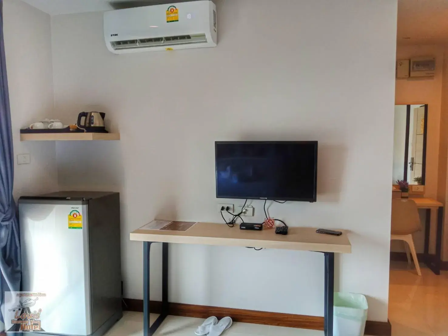 Communal lounge/ TV room in Louis' Runway View Hotel - SHA Extra Plus Communal lounge/ TV room in Louis' Runway View Hotel - SHA Extra Plus