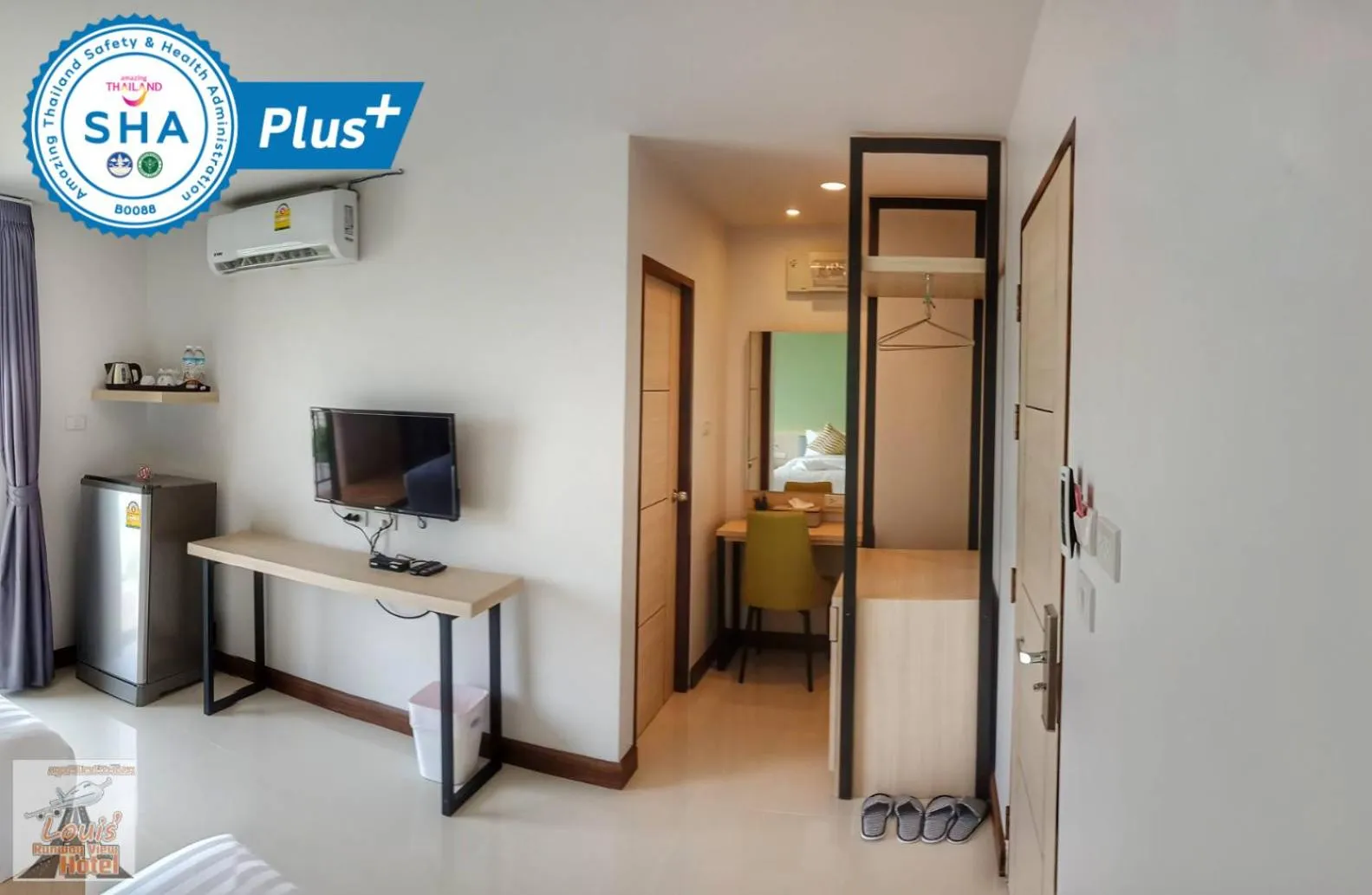 Bed in Louis' Runway View Hotel - SHA Extra Plus