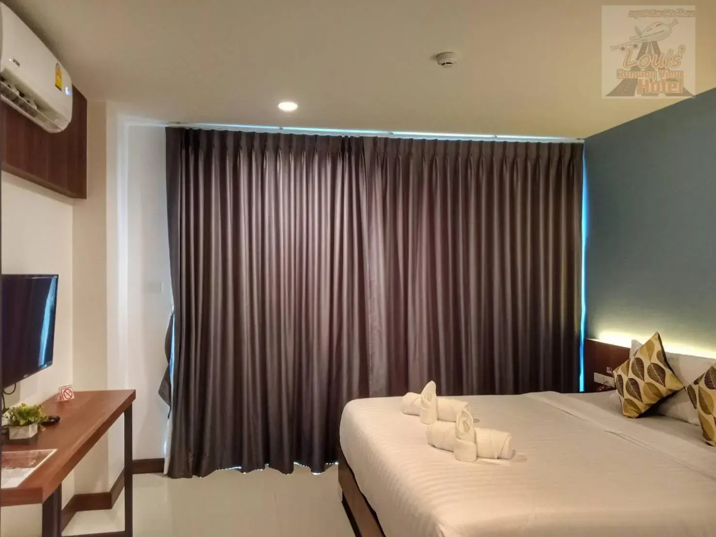 Photo of the whole room, Bed in Louis' Runway View Hotel - SHA Extra Plus Photo of the whole room, Bed in Louis' Runway View Hotel - SHA Extra Plus
