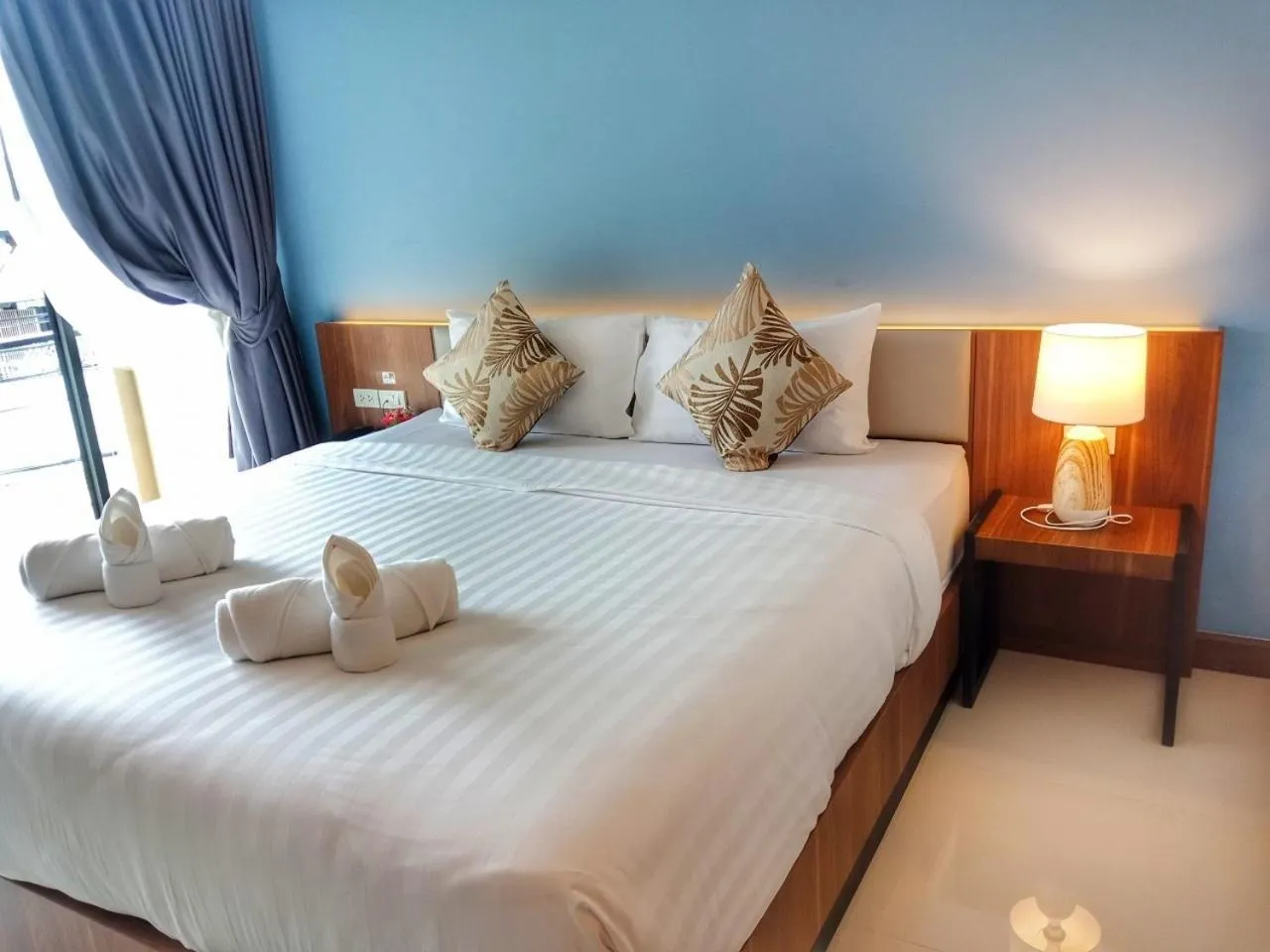 Bed in Louis' Runway View Hotel - SHA Extra Plus