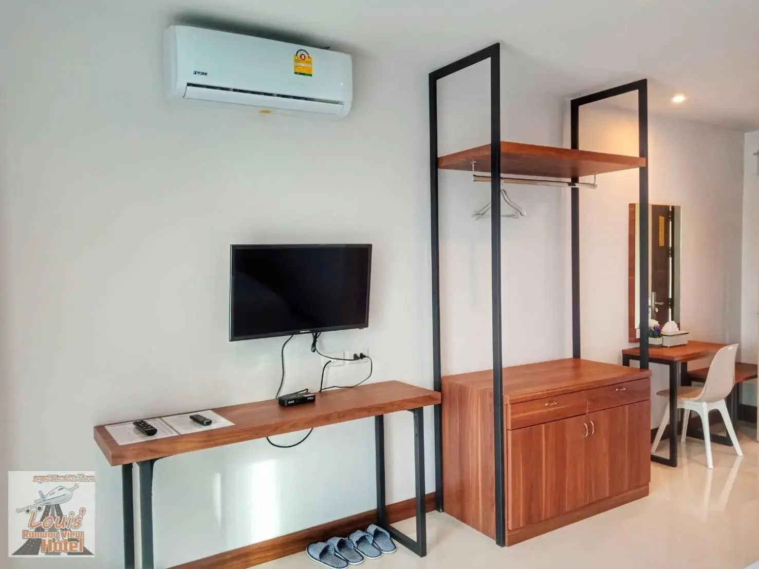 TV and multimedia in Louis' Runway View Hotel - SHA Extra Plus TV and multimedia in Louis' Runway View Hotel - SHA Extra Plus