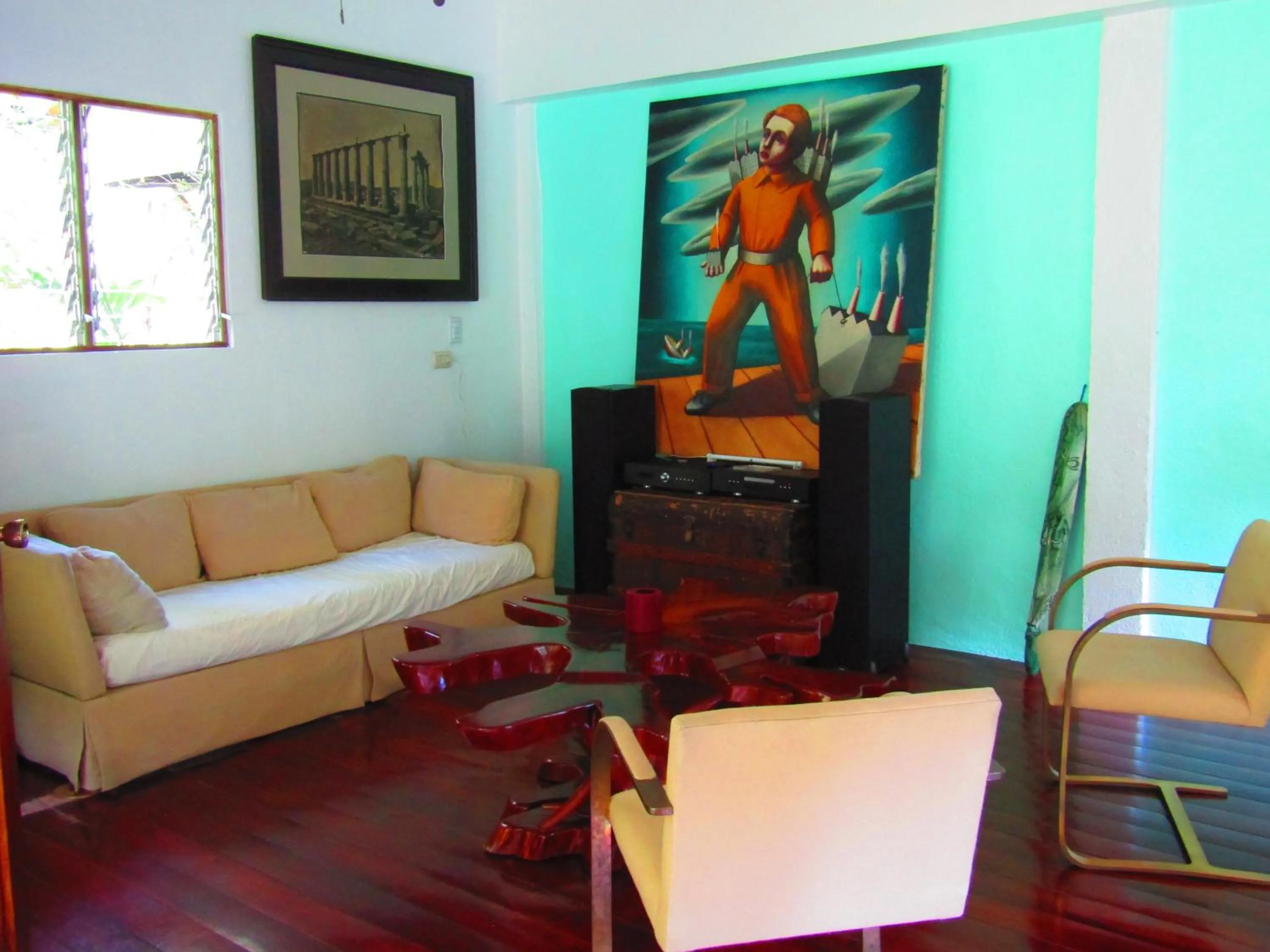 Communal lounge/ TV room in Agua Inn