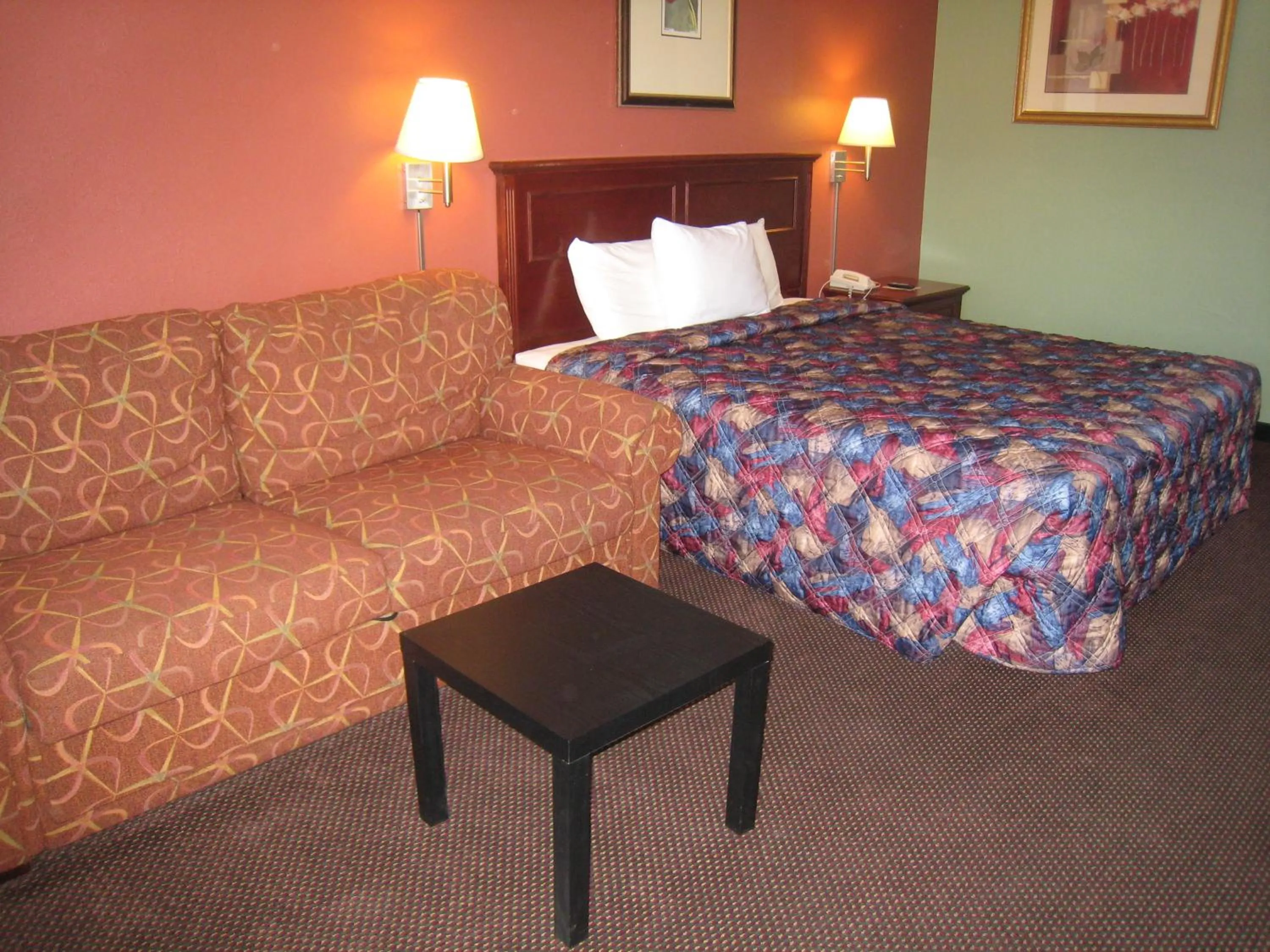 Seating area, Bed in Motel 8 Maricopa