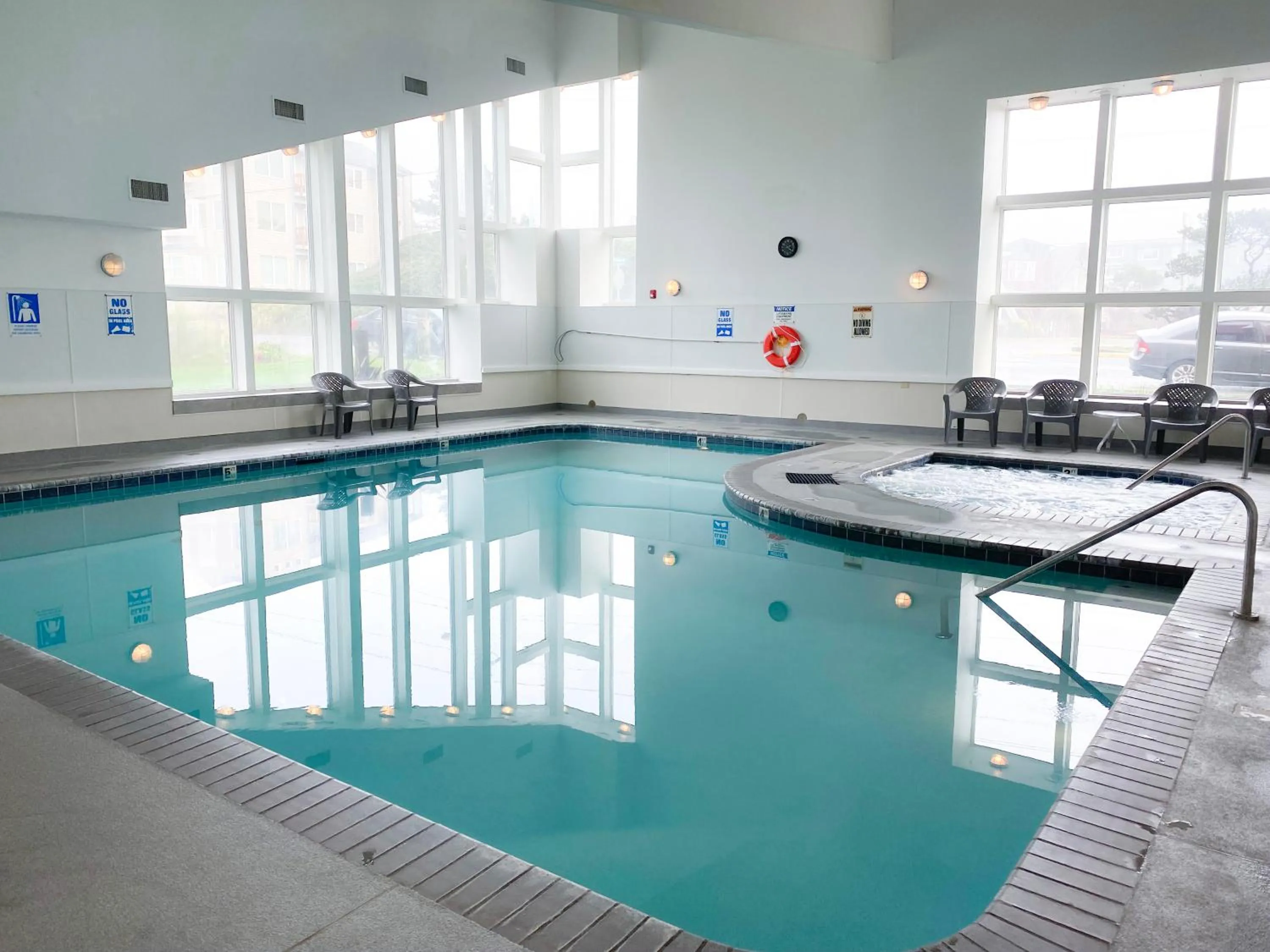 Swimming pool in Hallmark Resort - Newport